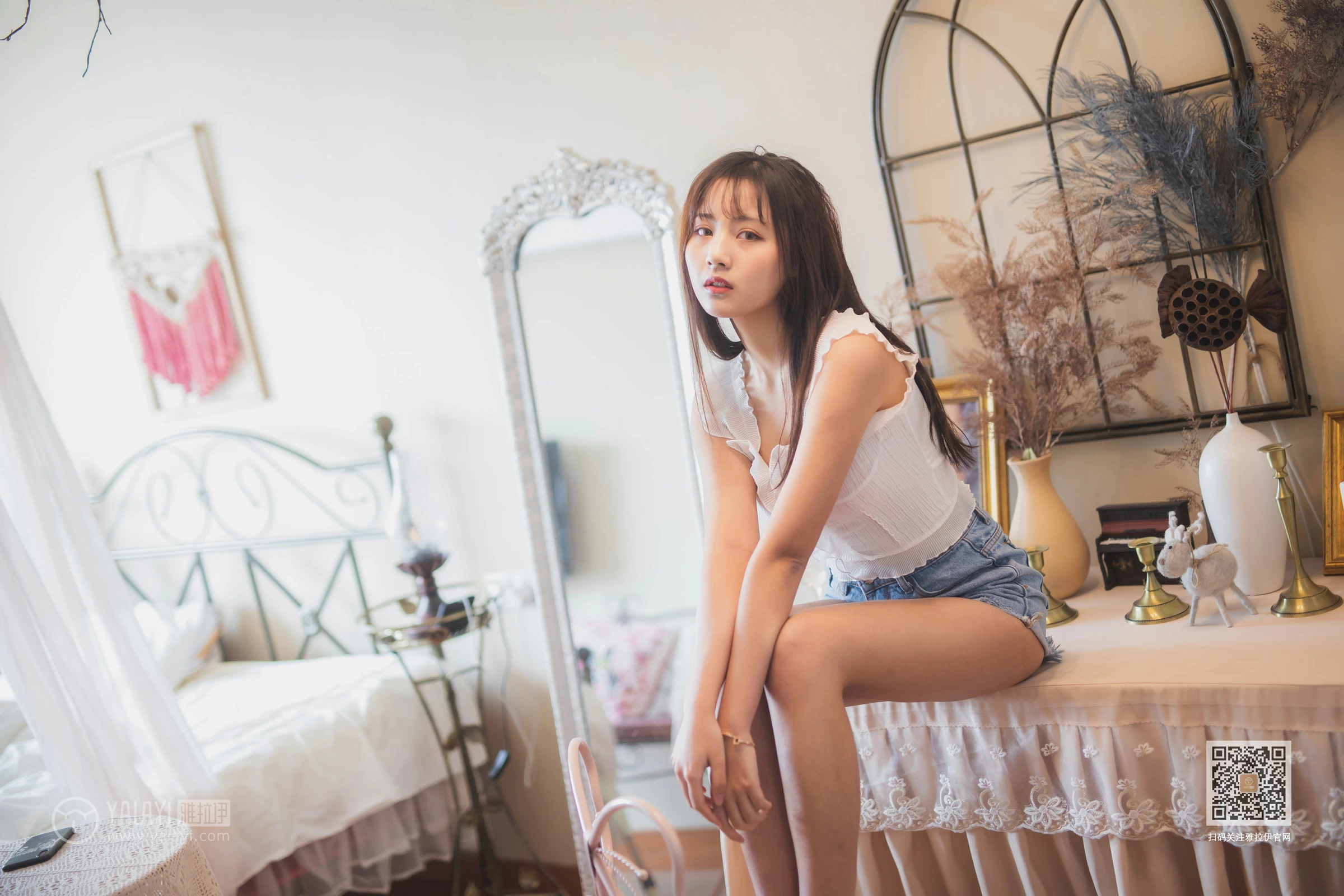 [YALAYI雅拉伊]NO.627 《试衣间》 唐芯 白色蕾丝背心加牛仔热裤性感私房写真集第6张