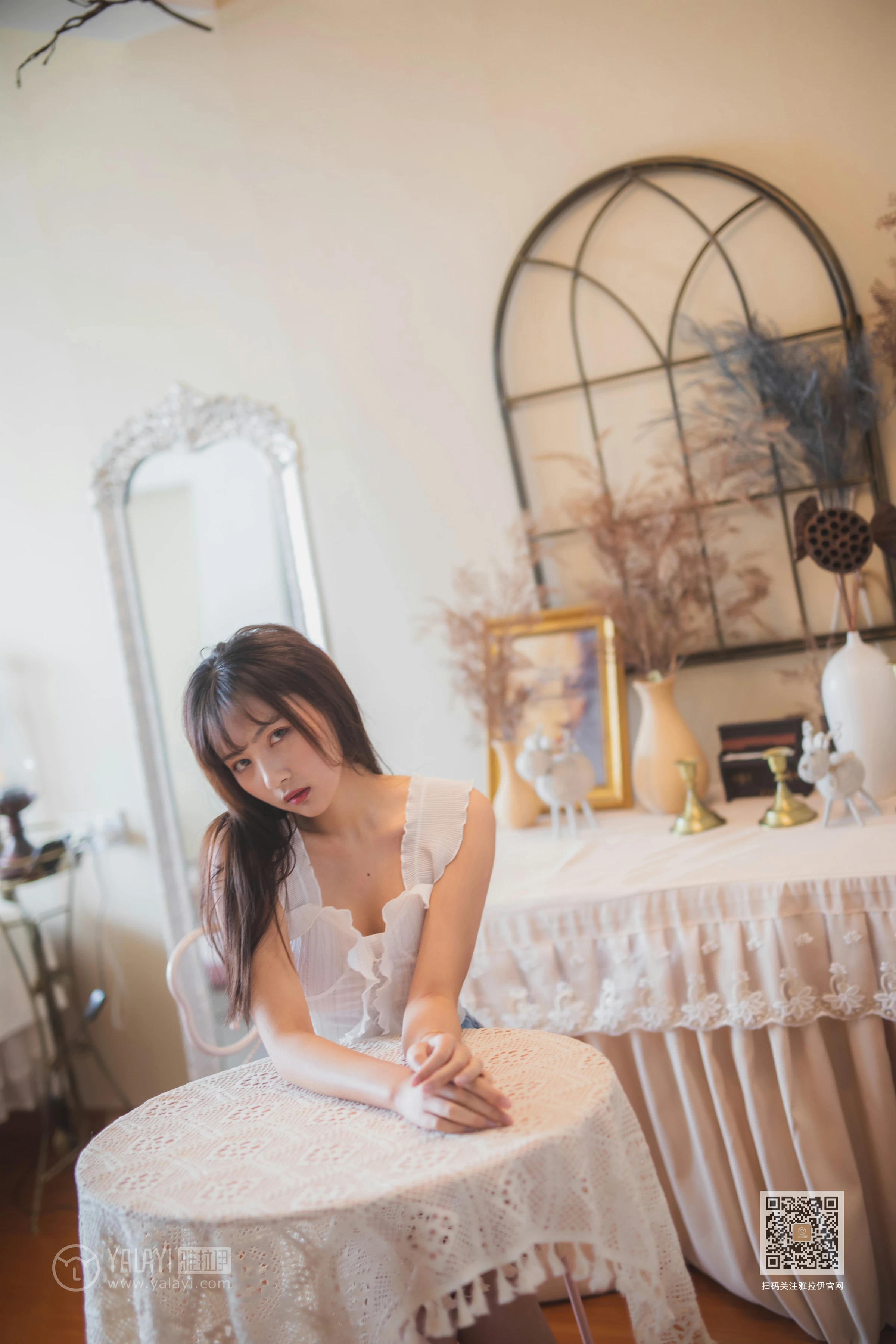 [YALAYI雅拉伊]NO.627 《试衣间》 唐芯 白色蕾丝背心加牛仔热裤性感私房写真集第8张