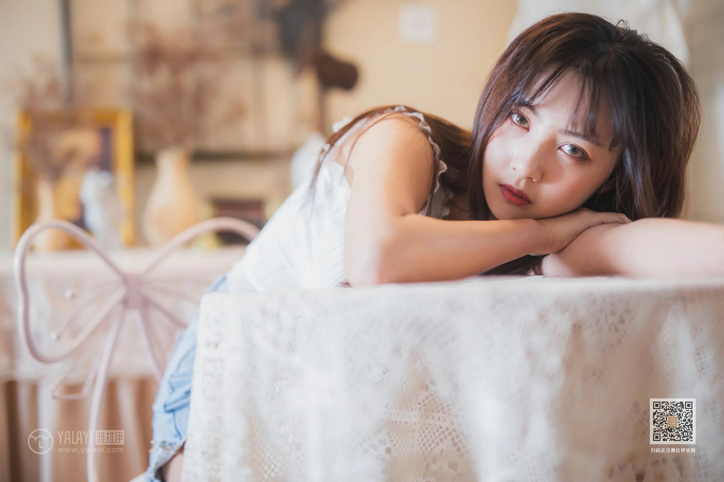 [YALAYI雅拉伊]NO.627 《试衣间》 唐芯 白色蕾丝背心加牛仔热裤性感私房写真集第10张