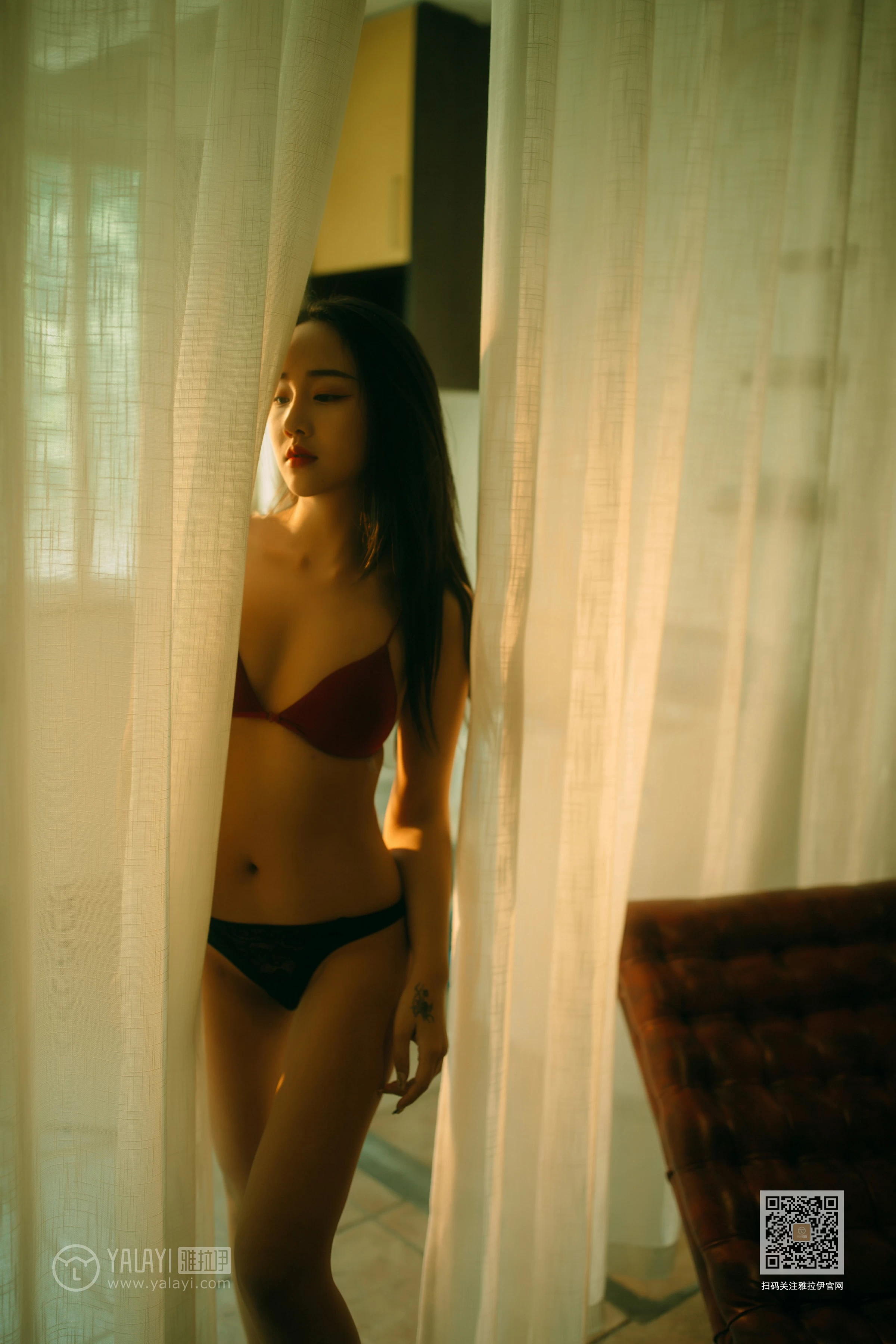 [YALAYI雅拉伊]NO.630 《华灯初上》 优优 白色透视衬衫加红色内衣性感私房写真集第11张