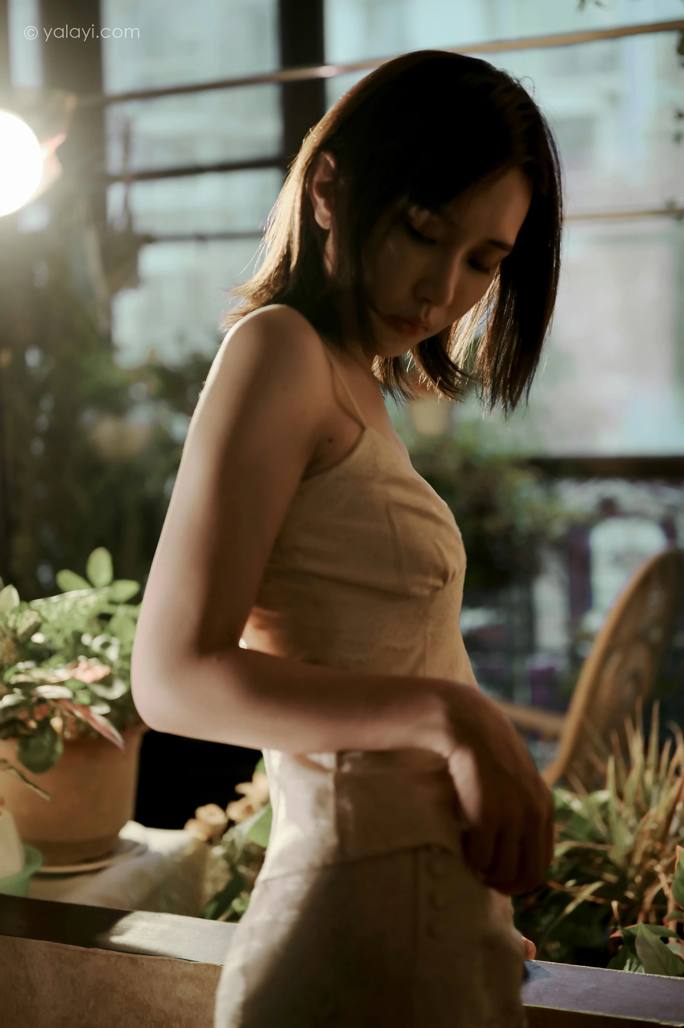 [YALAYI雅拉伊]NO.699 《长相思》 妍妍 白色吊带连衣裙居家私房写真集第13张