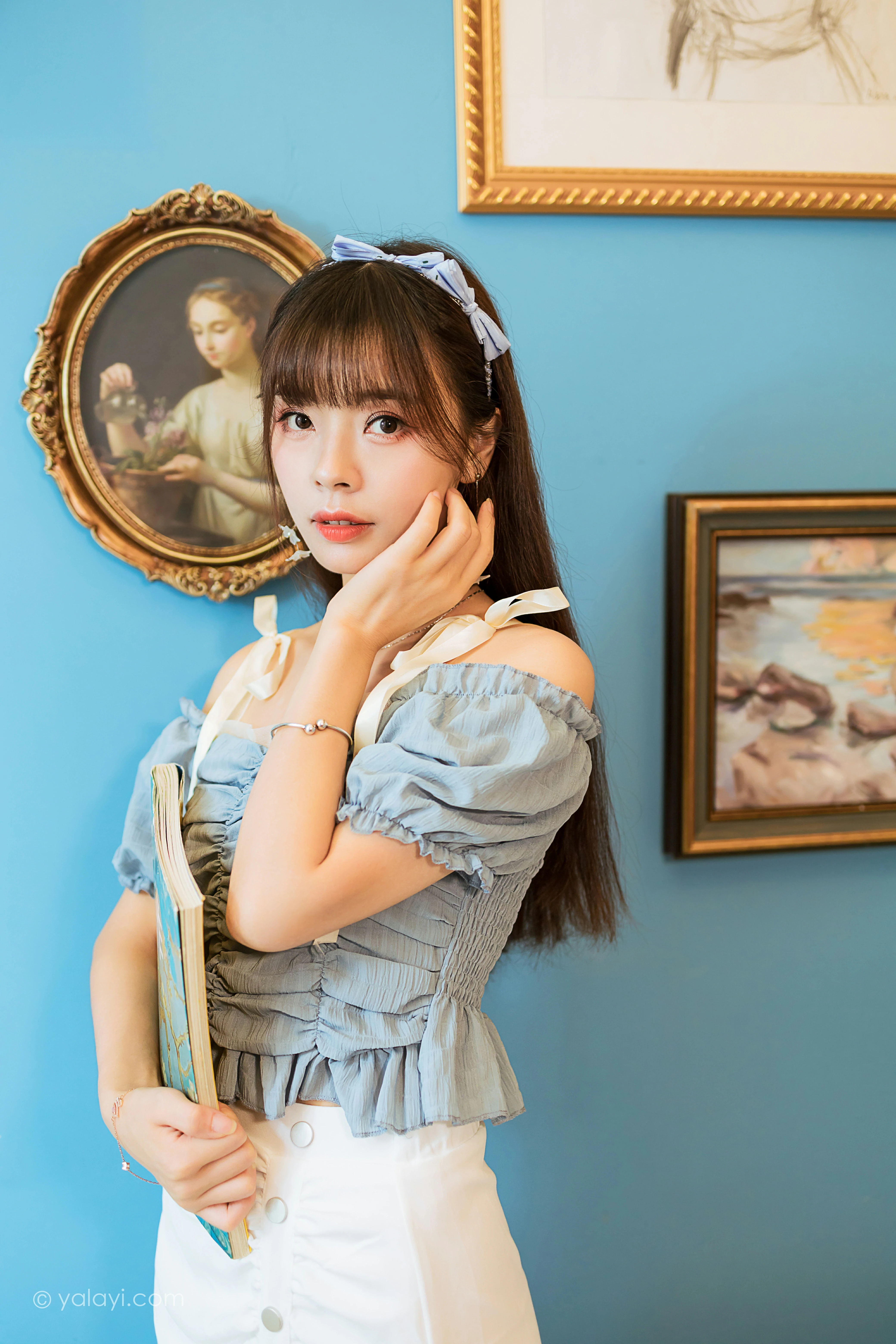 [YALAYI雅拉伊]NO.850 灵魂画师 程小蝶 蓝色抹胸上衣加白色短裙清纯可爱写真集第14张