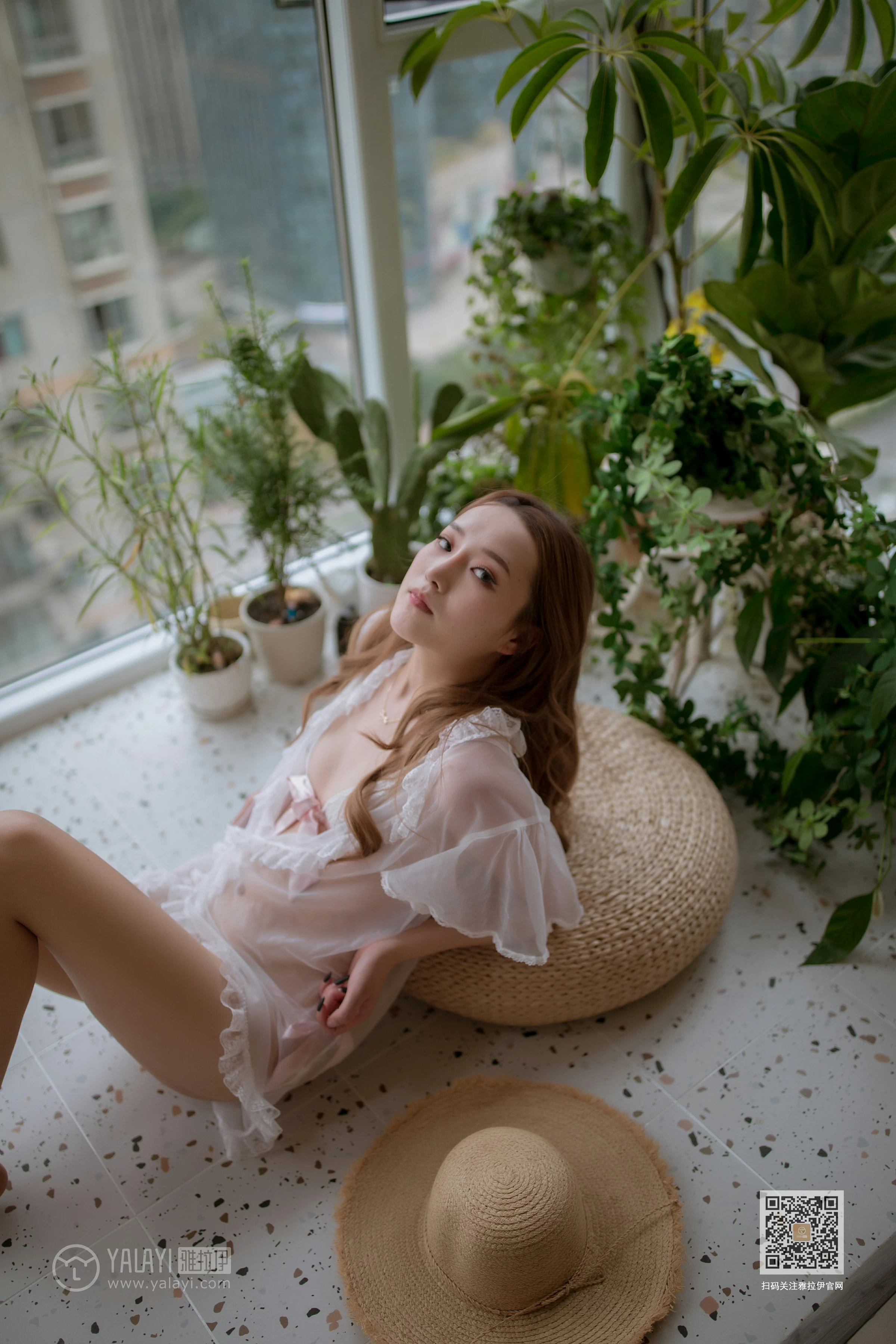 [YALAYI雅拉伊]NO.651 《从花园到闺房》 上官莹莹 白色透视睡衣加情趣内衣性感私房写真集第5张