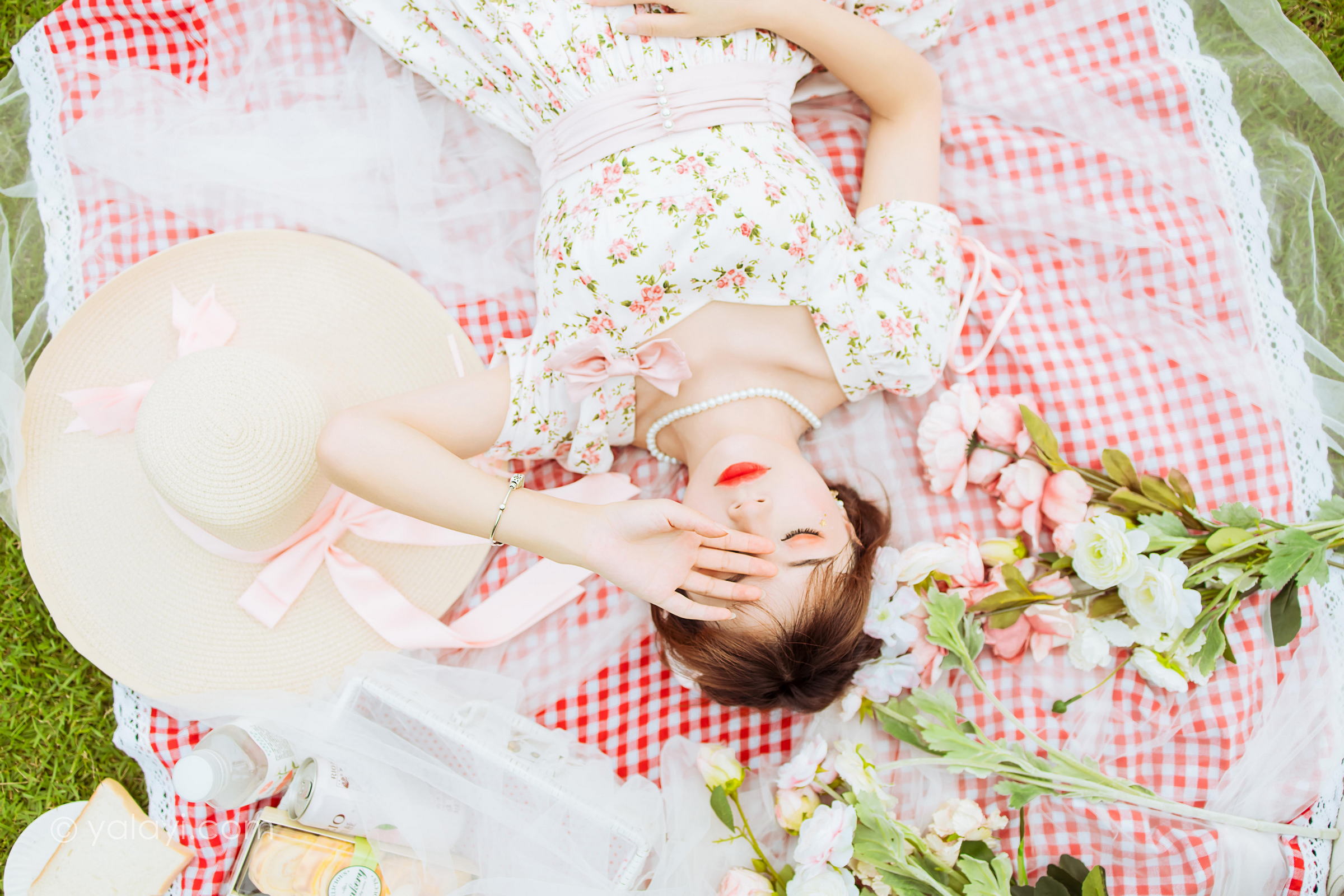 [YALAYI雅拉伊]2022.09.15 告白 程小蝶 白色复古连衣裙加白色绵袜清纯写真集第11张