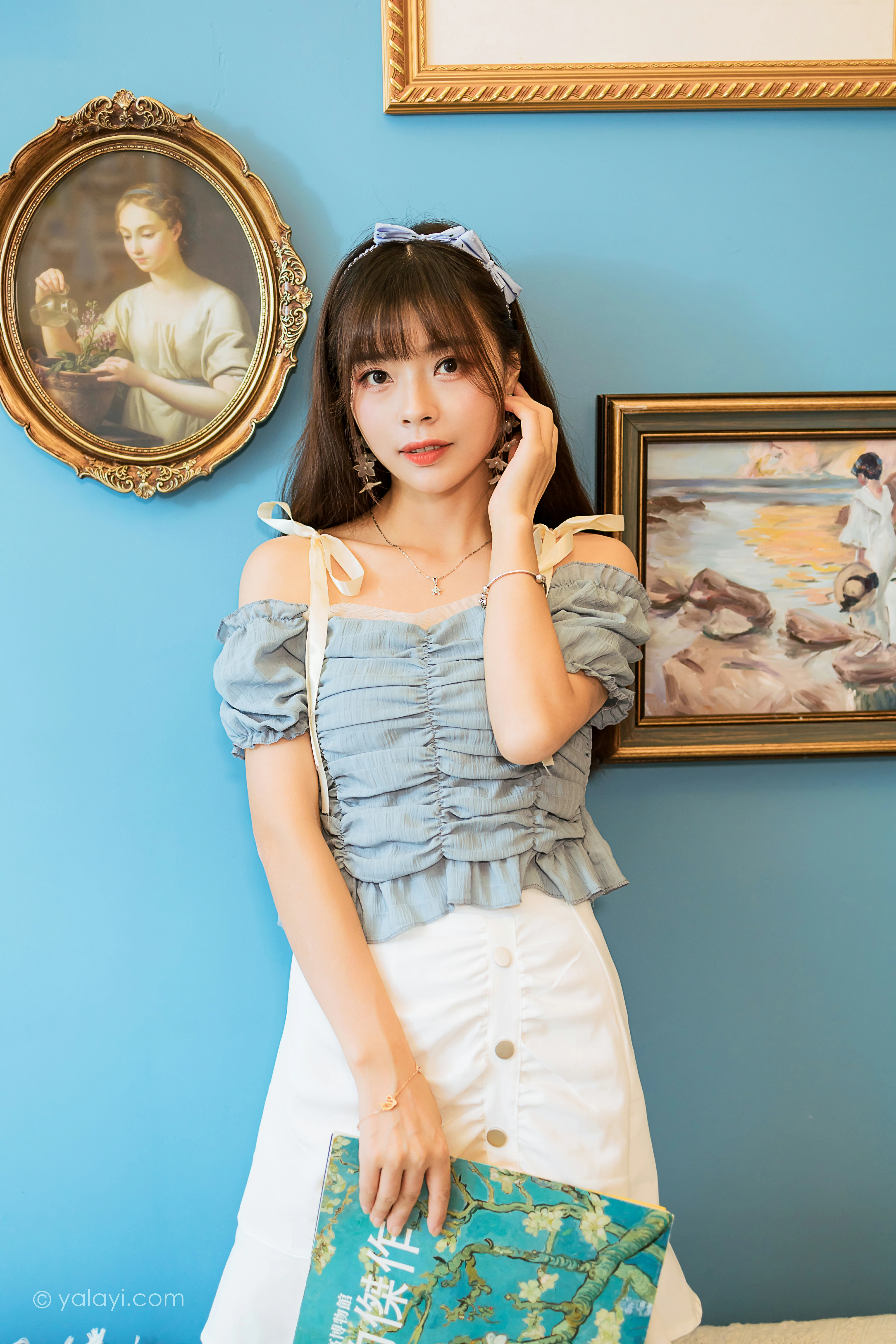[YALAYI雅拉伊]NO.850 灵魂画师 程小蝶 蓝色抹胸上衣加白色短裙清纯可爱写真集第4张