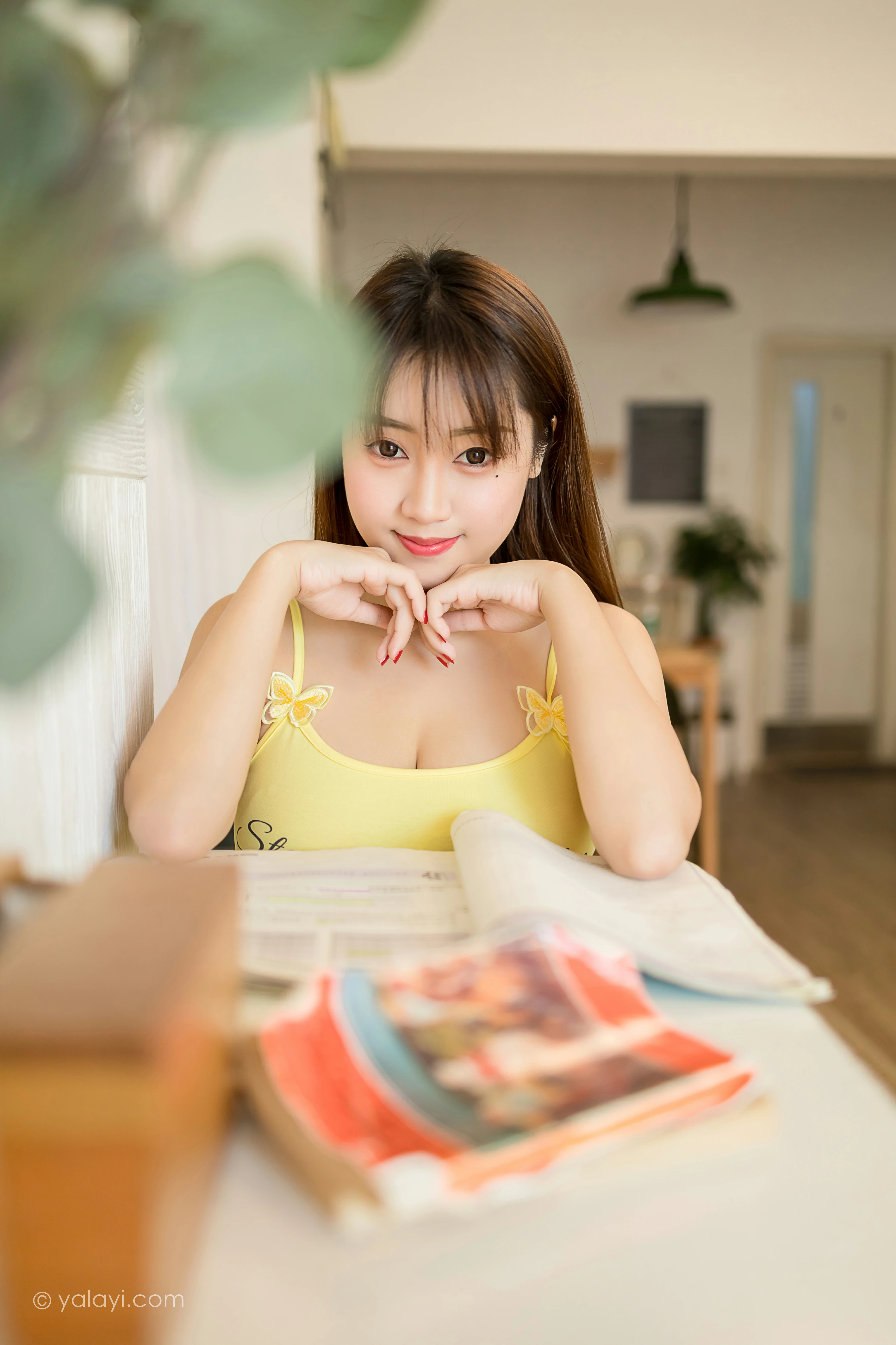 [YALAYI雅拉伊]NO.841 补习时间 虞艺 黄色性感小背心居家私房写真集第14张