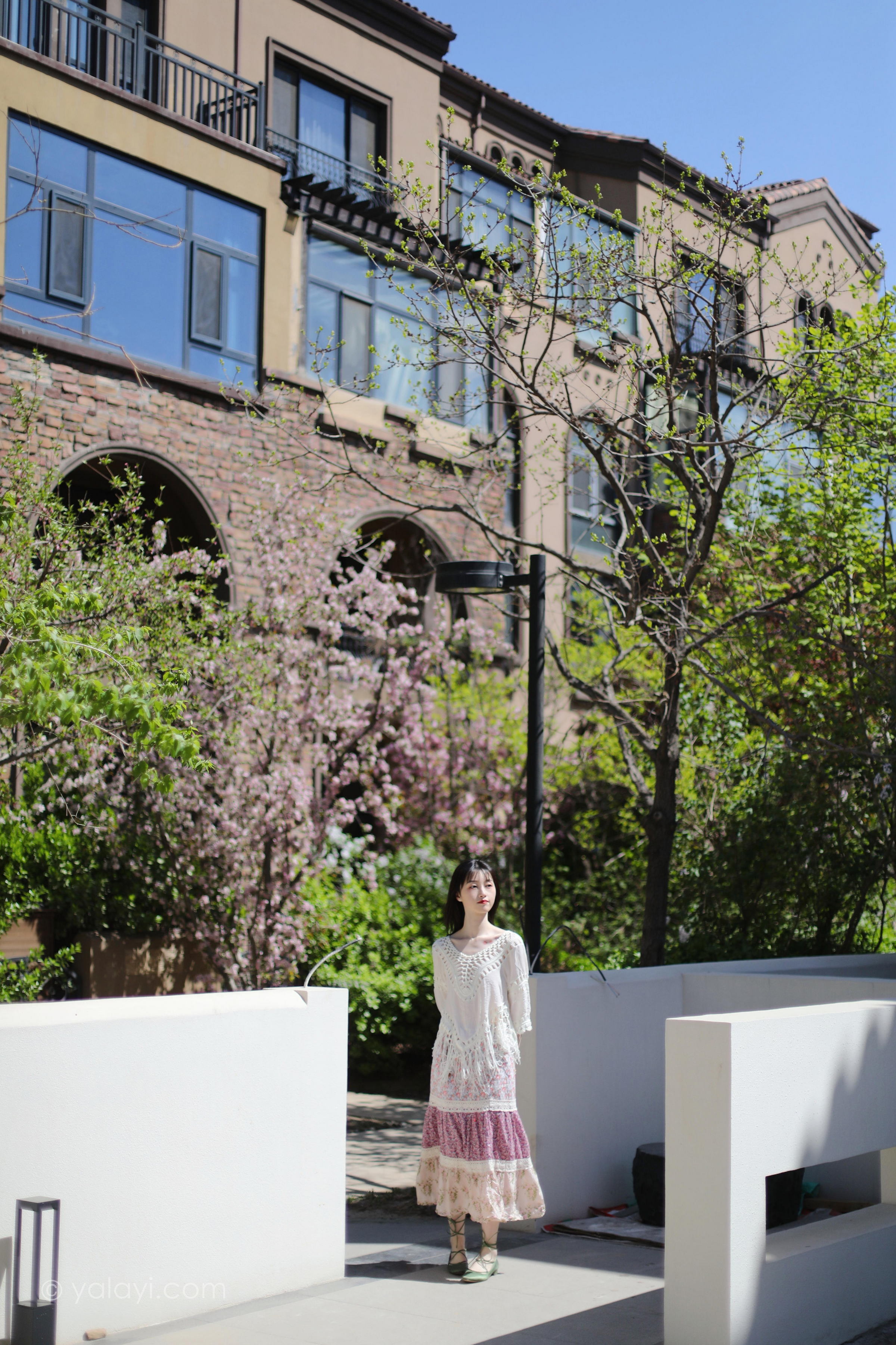 [YALAYI雅拉伊]2022.09.22 光晕 京京 白色镂空连衣裙加粉色长裙清纯写真集第10张