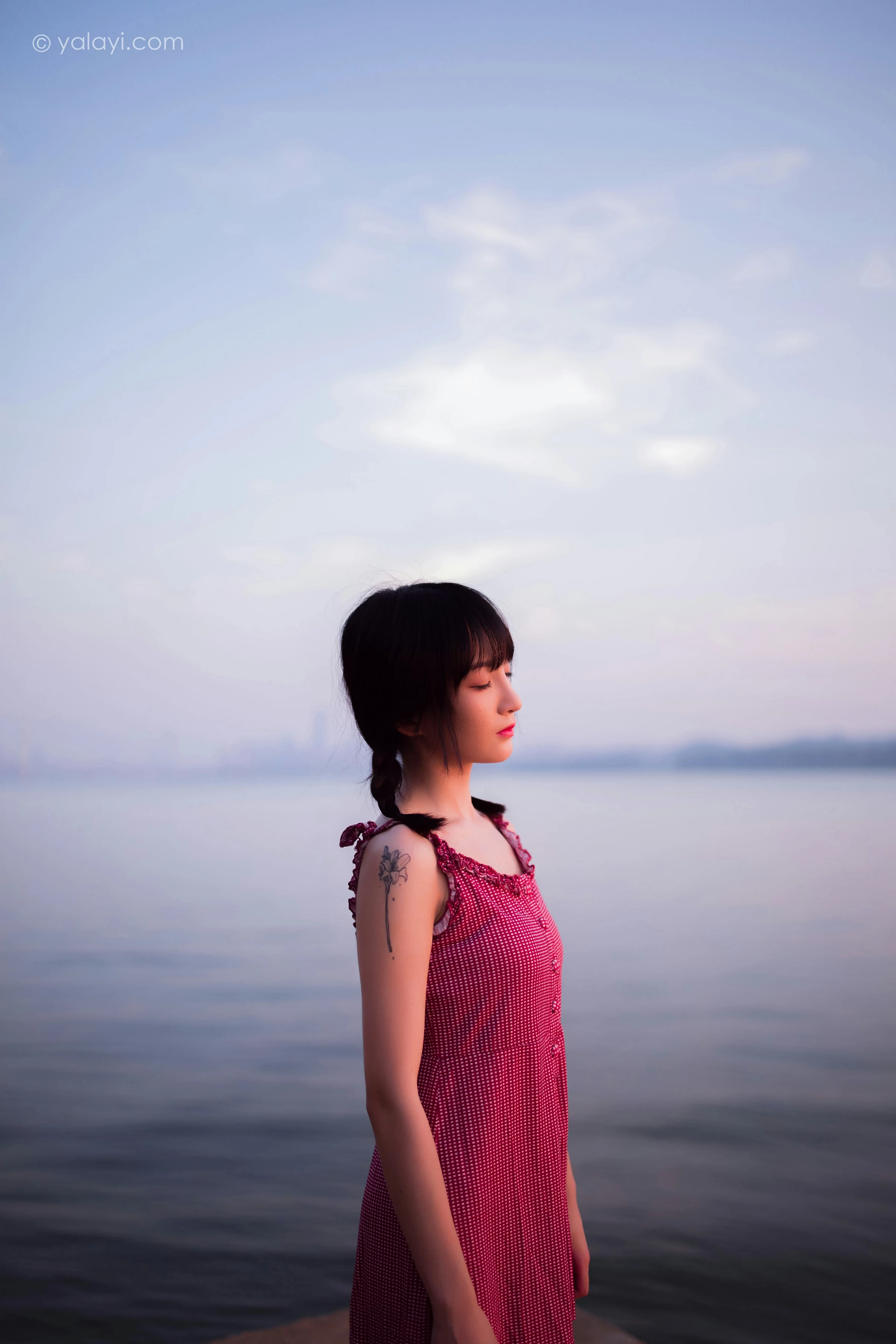 [YALAYI雅拉伊]NO.700 《杨柳岸》 周周 红色吊带连衣裙写真第8张