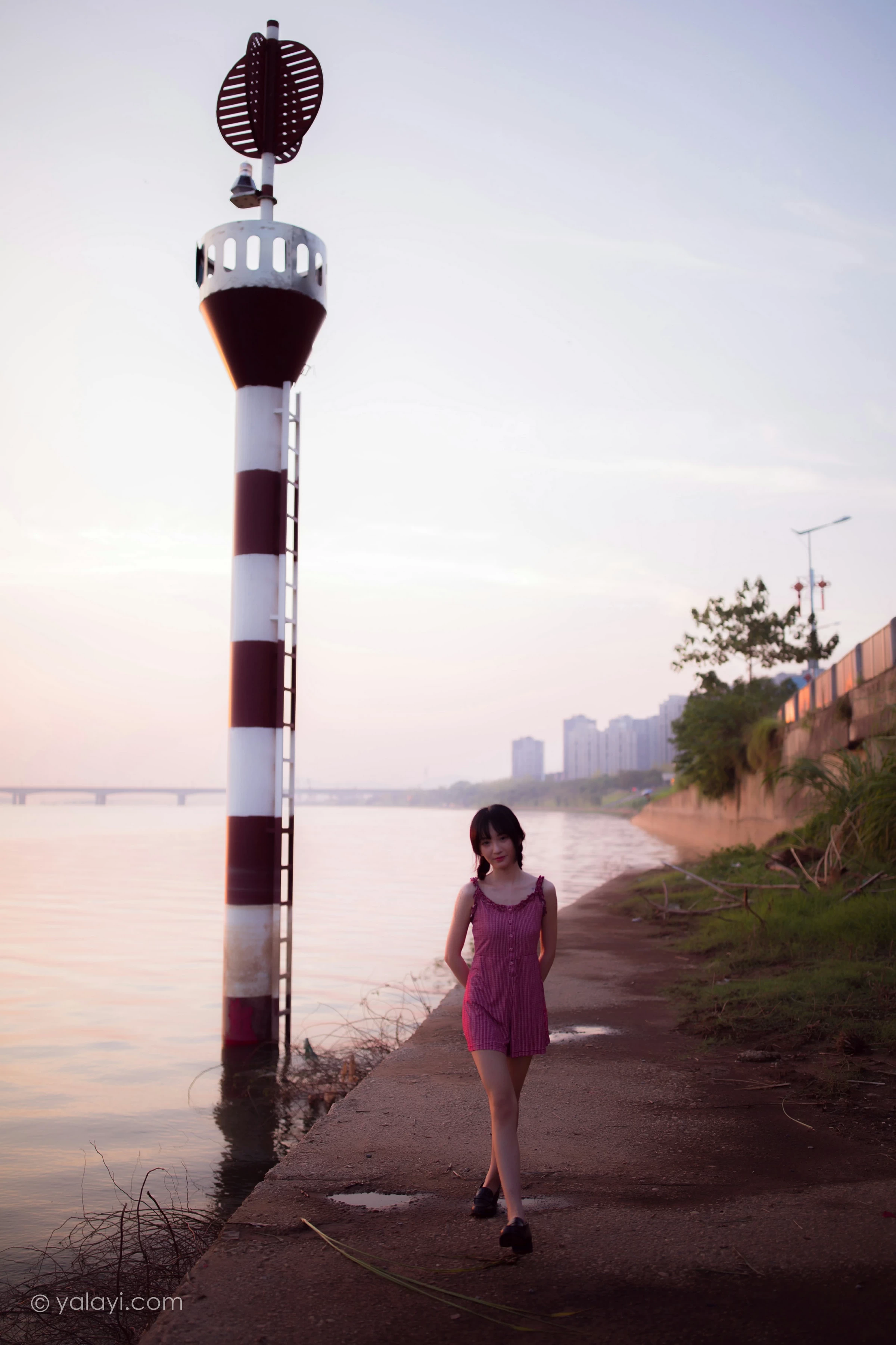 [YALAYI雅拉伊]NO.700 《杨柳岸》 周周 红色吊带连衣裙写真第5张