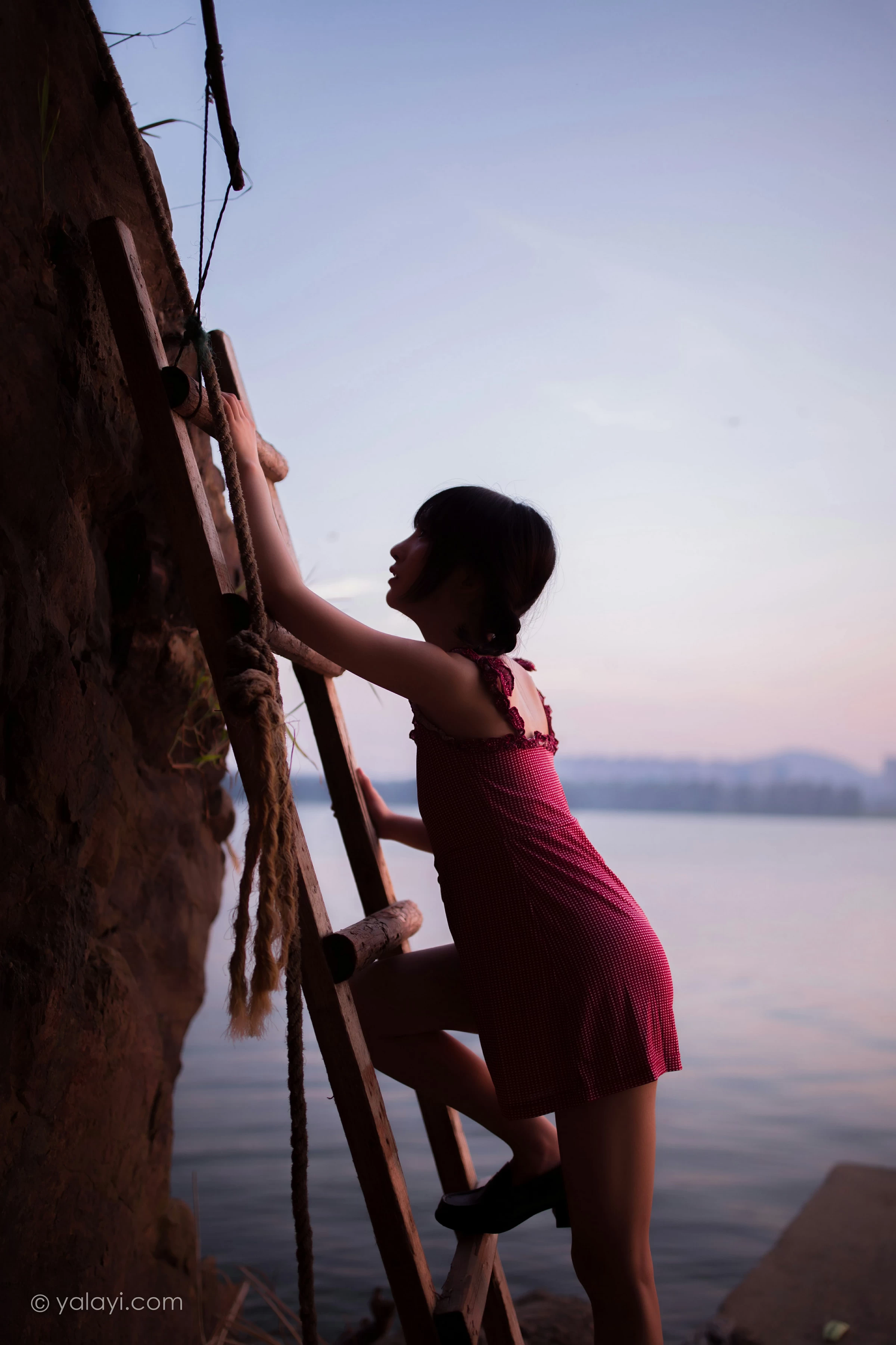 [YALAYI雅拉伊]NO.700 《杨柳岸》 周周 红色吊带连衣裙写真第9张