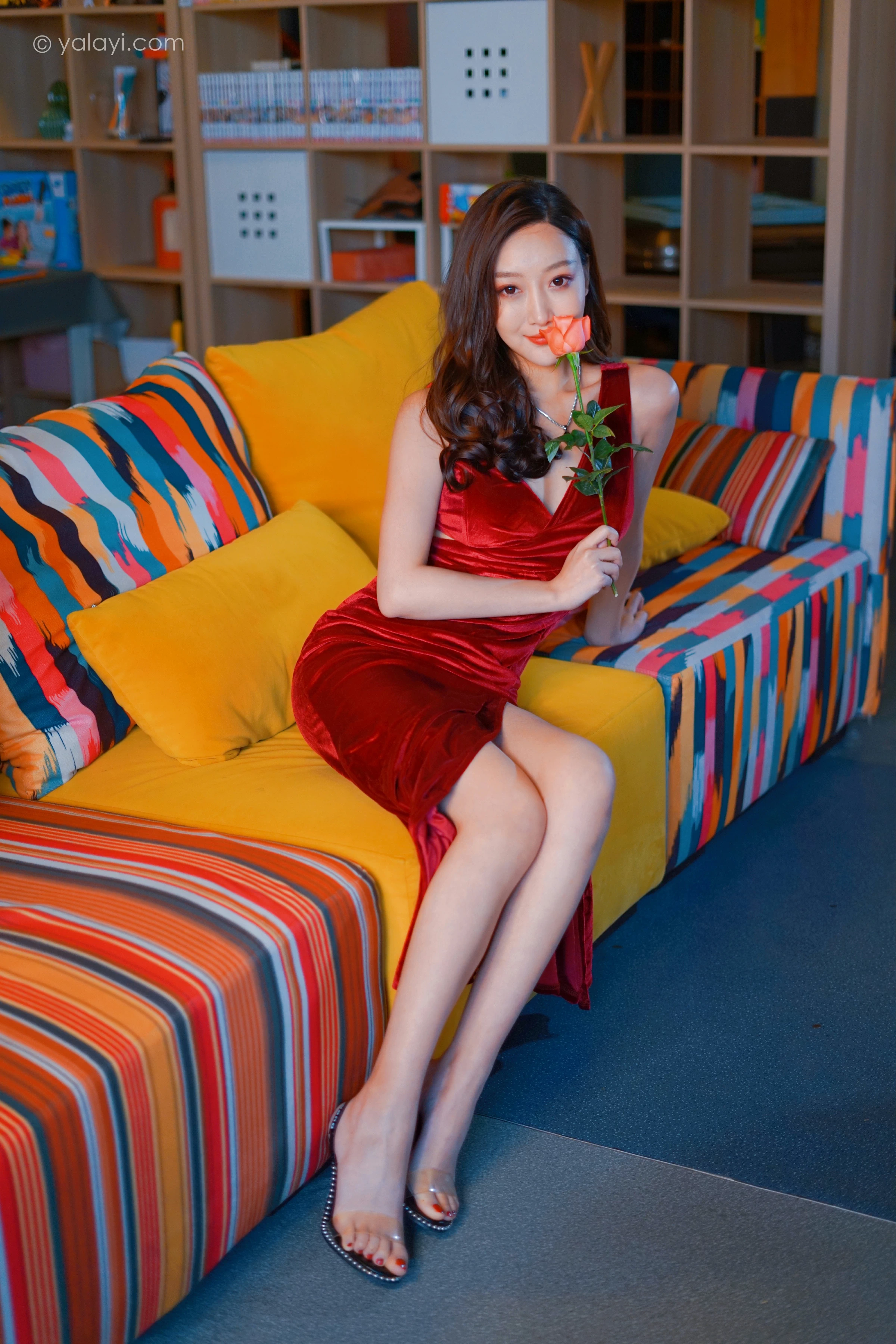 [YALAYI雅拉伊]2021.12.16 美人一笑也倾城 蕊思 红色连身礼服裙性感休闲写真集第7张