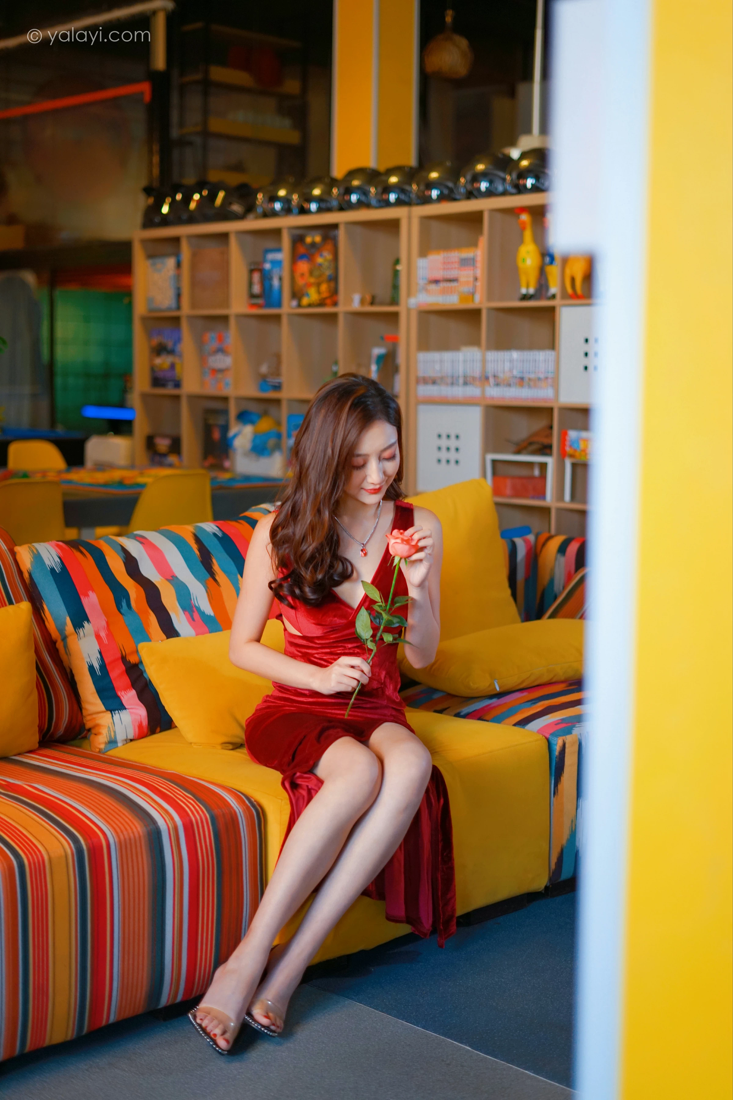 [YALAYI雅拉伊]2021.12.16 美人一笑也倾城 蕊思 红色连身礼服裙性感休闲写真集第9张
