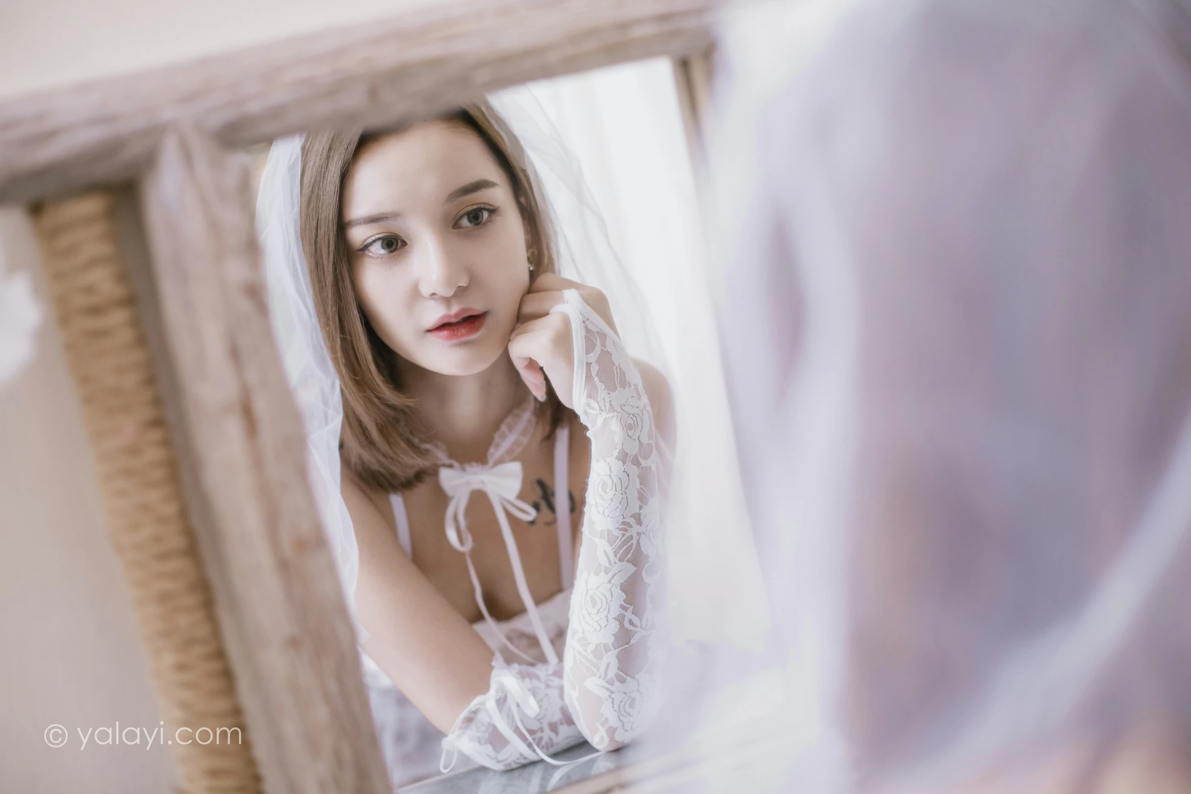 [YALAYI雅拉伊]NO.741 《一起圣诞》 梓杨 白色透视情趣婚纱与红色塑身内衣性感私房写真集第6张