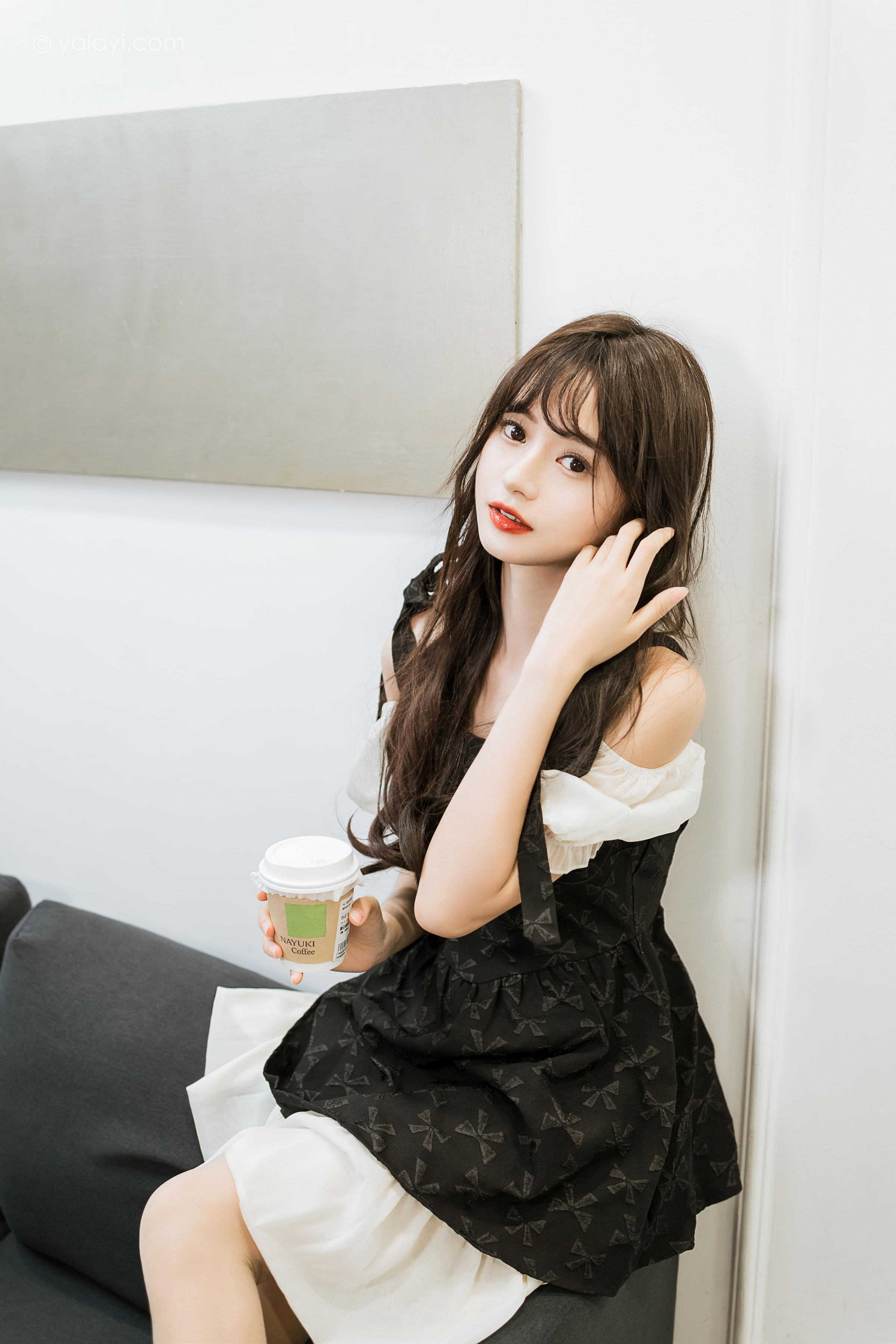 [YALAYI雅拉伊]2022.09.26 沦陷 小亭 黑色吊带连衣裙加白色丝袜美腿清纯写真集第9张
