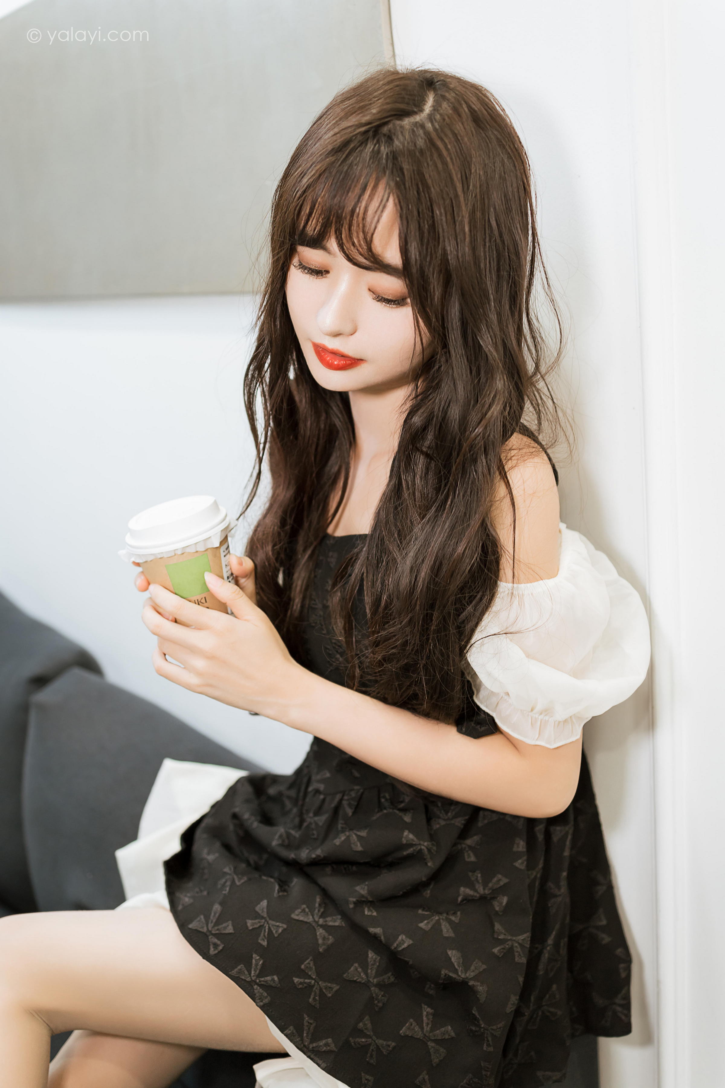 [YALAYI雅拉伊]2022.09.26 沦陷 小亭 黑色吊带连衣裙加白色丝袜美腿清纯写真集第10张