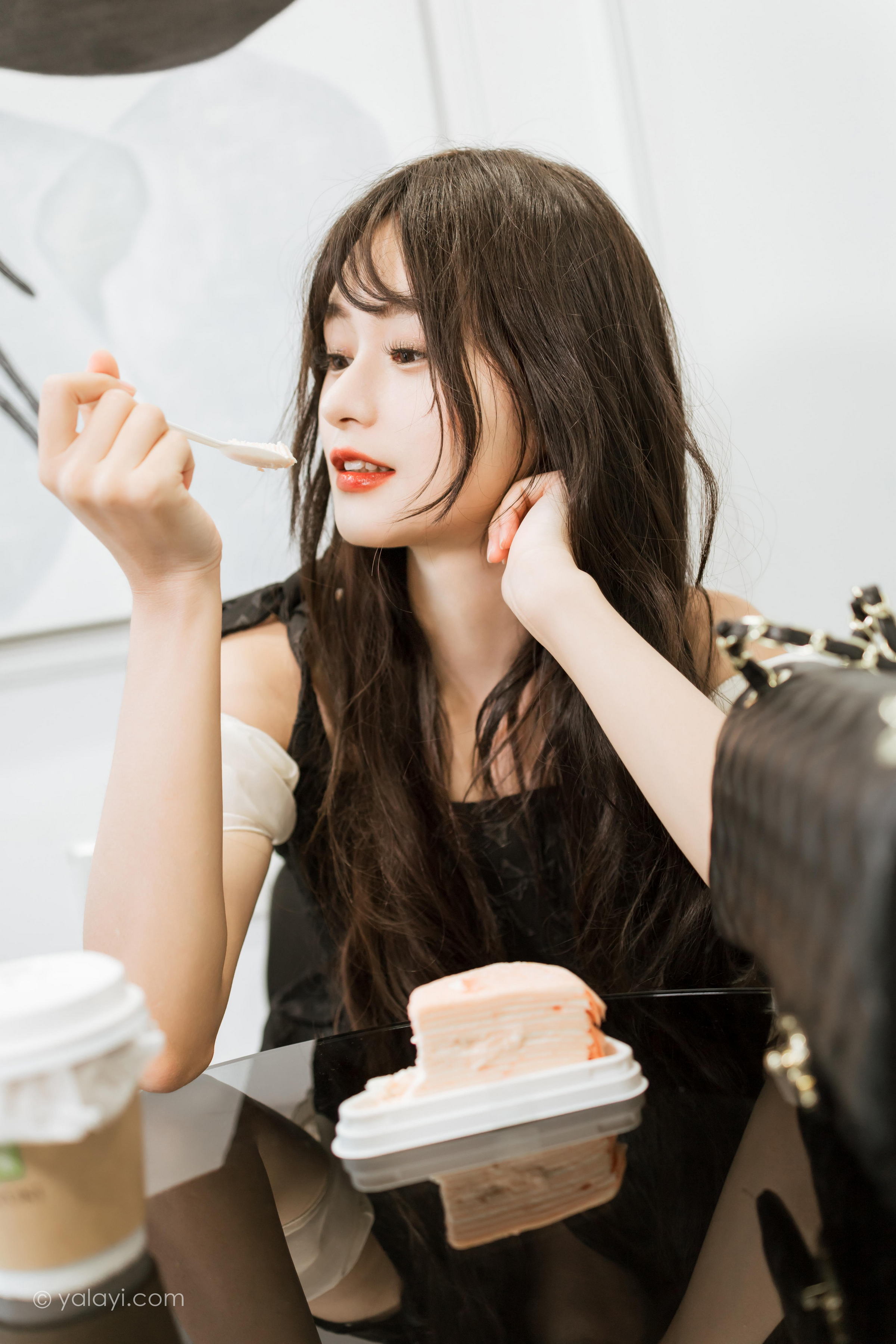 [YALAYI雅拉伊]2022.09.26 沦陷 小亭 黑色吊带连衣裙加白色丝袜美腿清纯写真集第14张