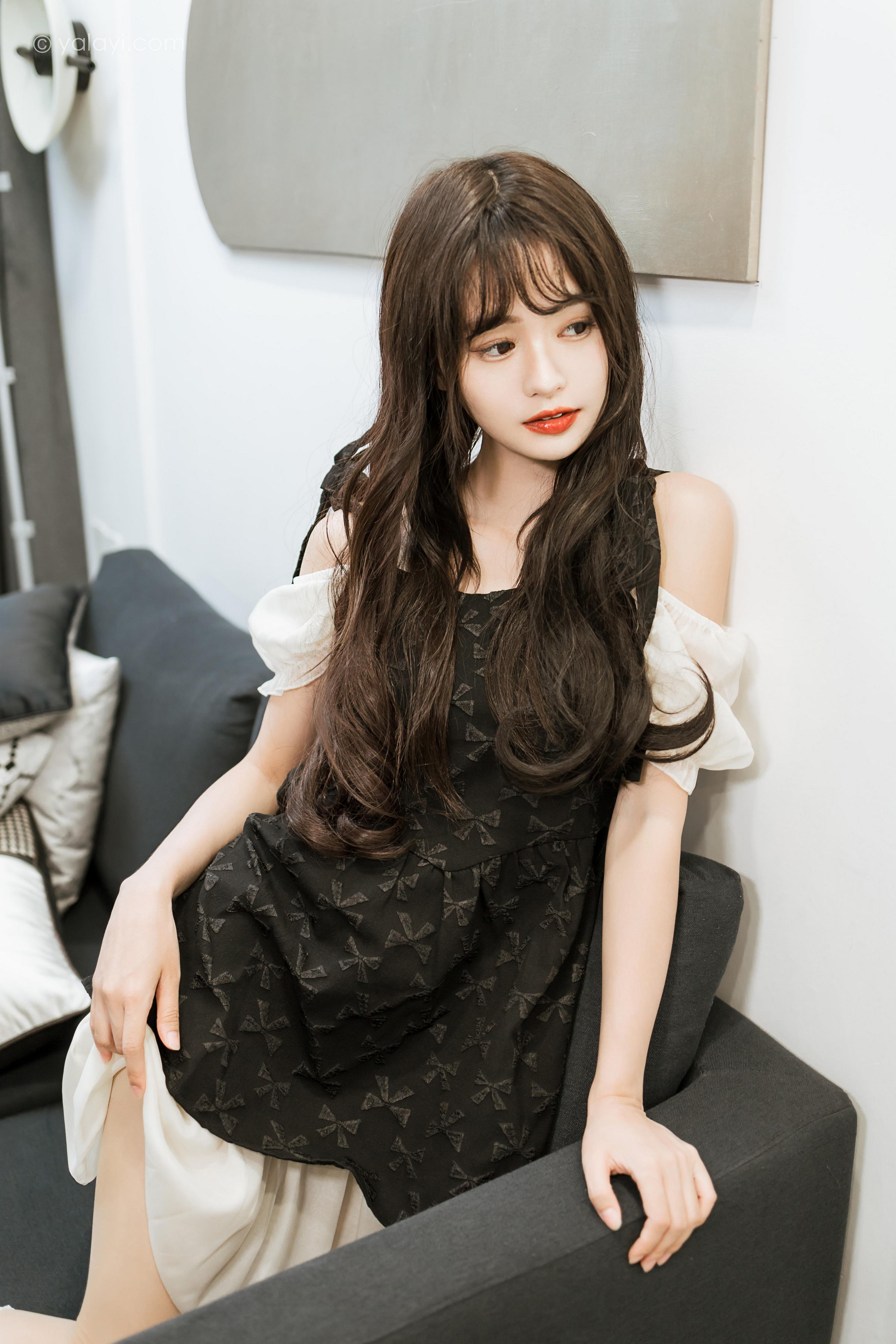 [YALAYI雅拉伊]2022.09.26 沦陷 小亭 黑色吊带连衣裙加白色丝袜美腿清纯写真集第8张