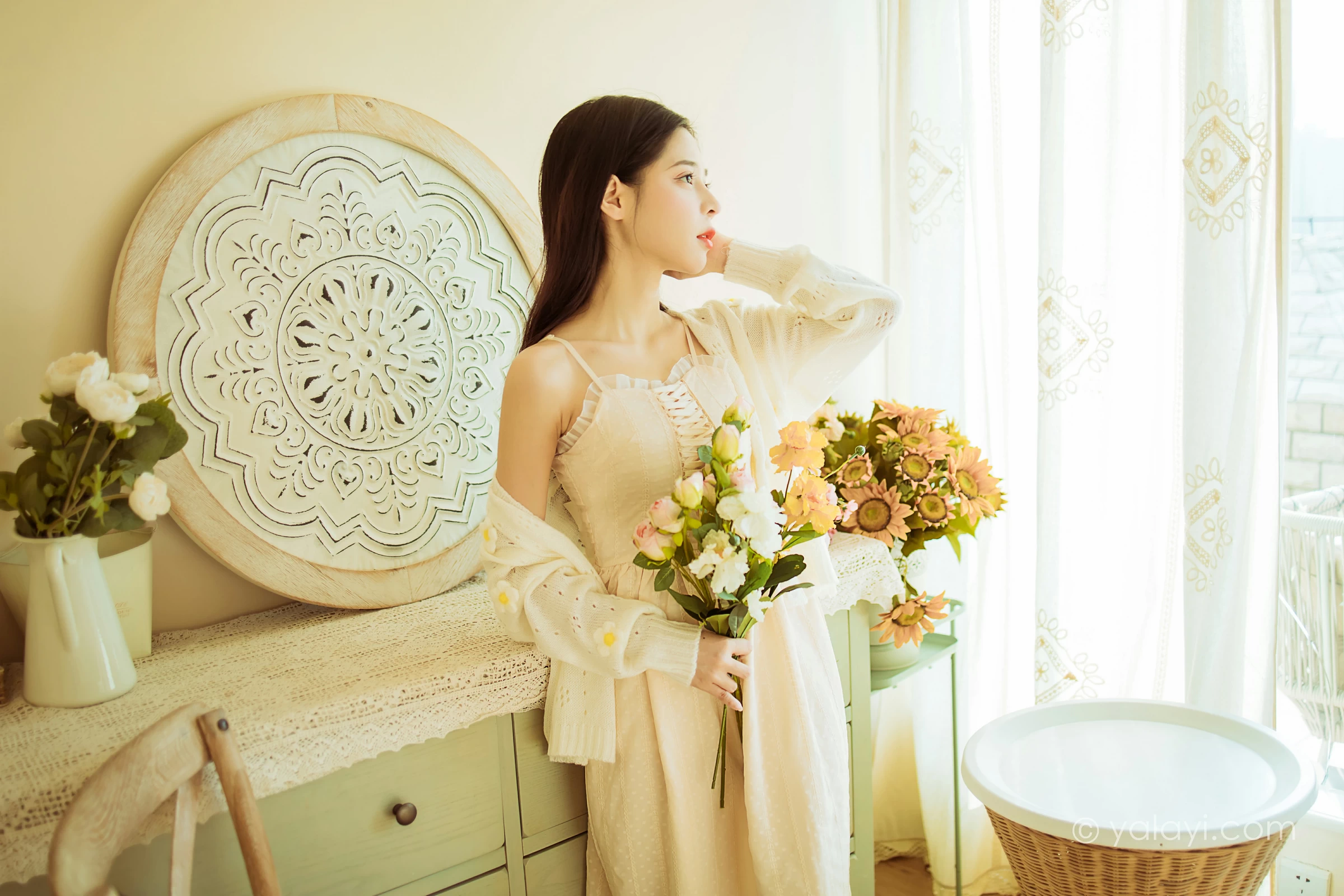 [YALAYI雅拉伊]2022.01.13 最浪漫的事 诗咏 白色镂空外套加吊带连衣裙居家私房写真集第1张