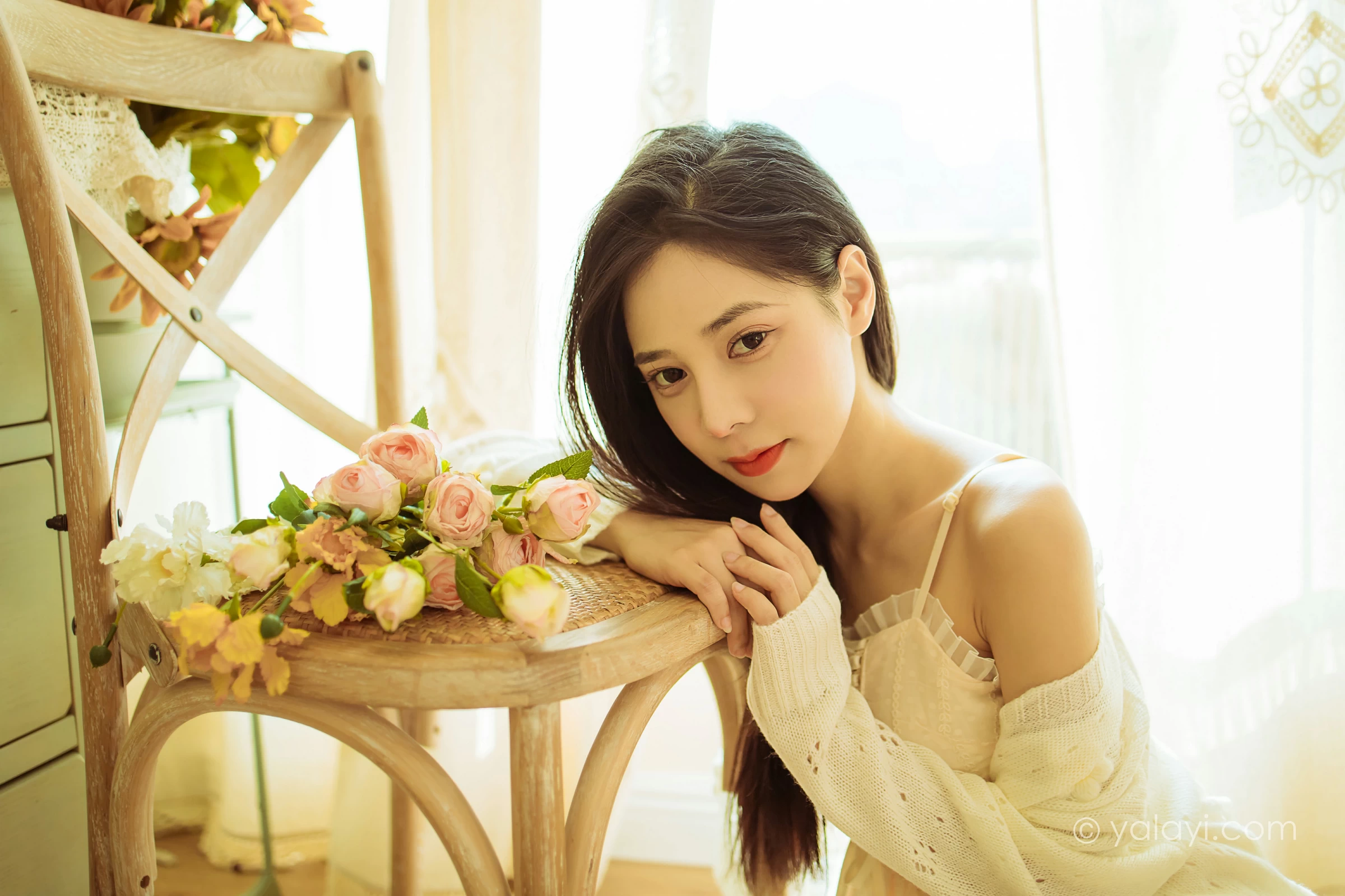 [YALAYI雅拉伊]2022.01.13 最浪漫的事 诗咏 白色镂空外套加吊带连衣裙居家私房写真集第7张