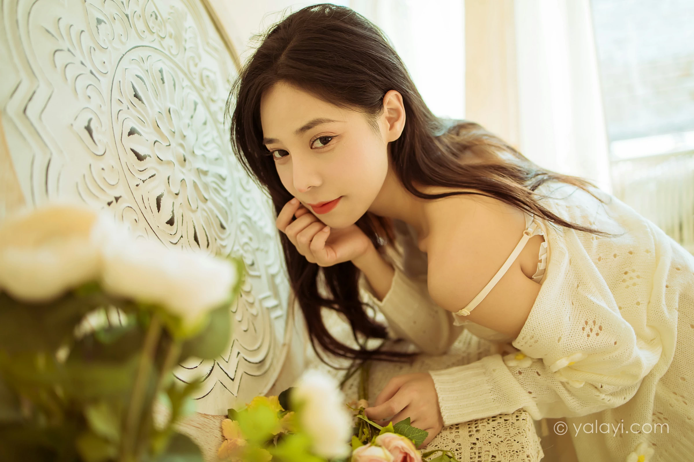 [YALAYI雅拉伊]2022.01.13 最浪漫的事 诗咏 白色镂空外套加吊带连衣裙居家私房写真集第10张