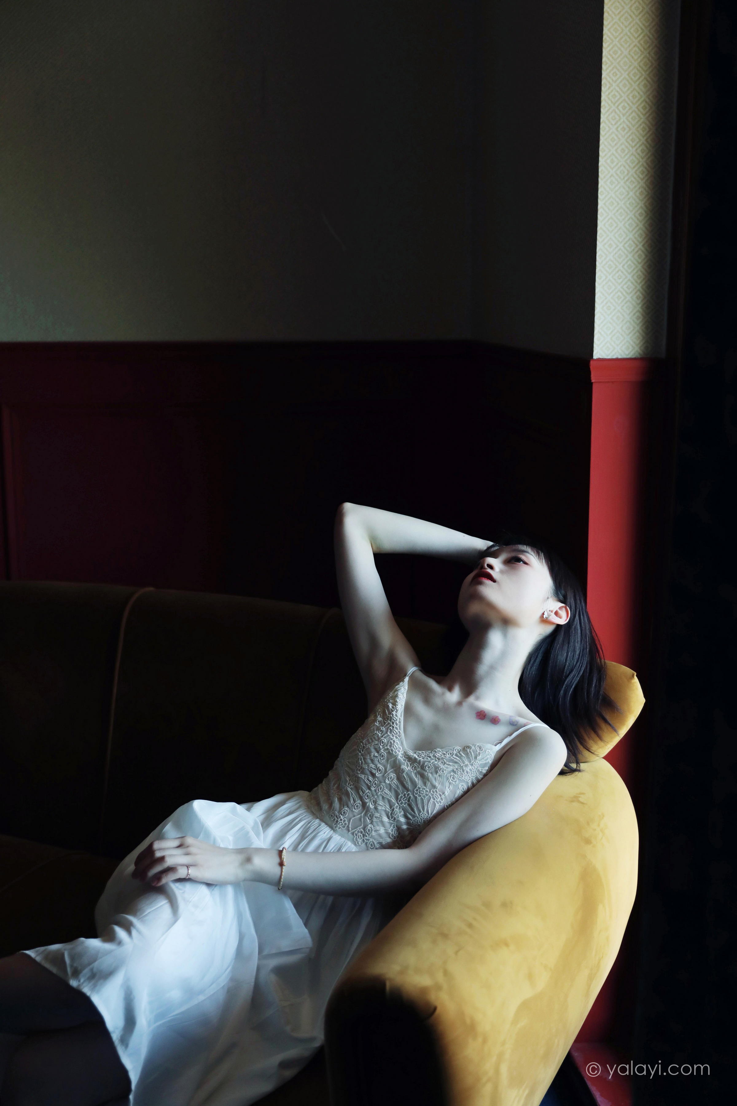 [YALAYI雅拉伊]2022.07.16 唤 京京 白色吊带蕾丝连衣裙居家清纯写真集第5张