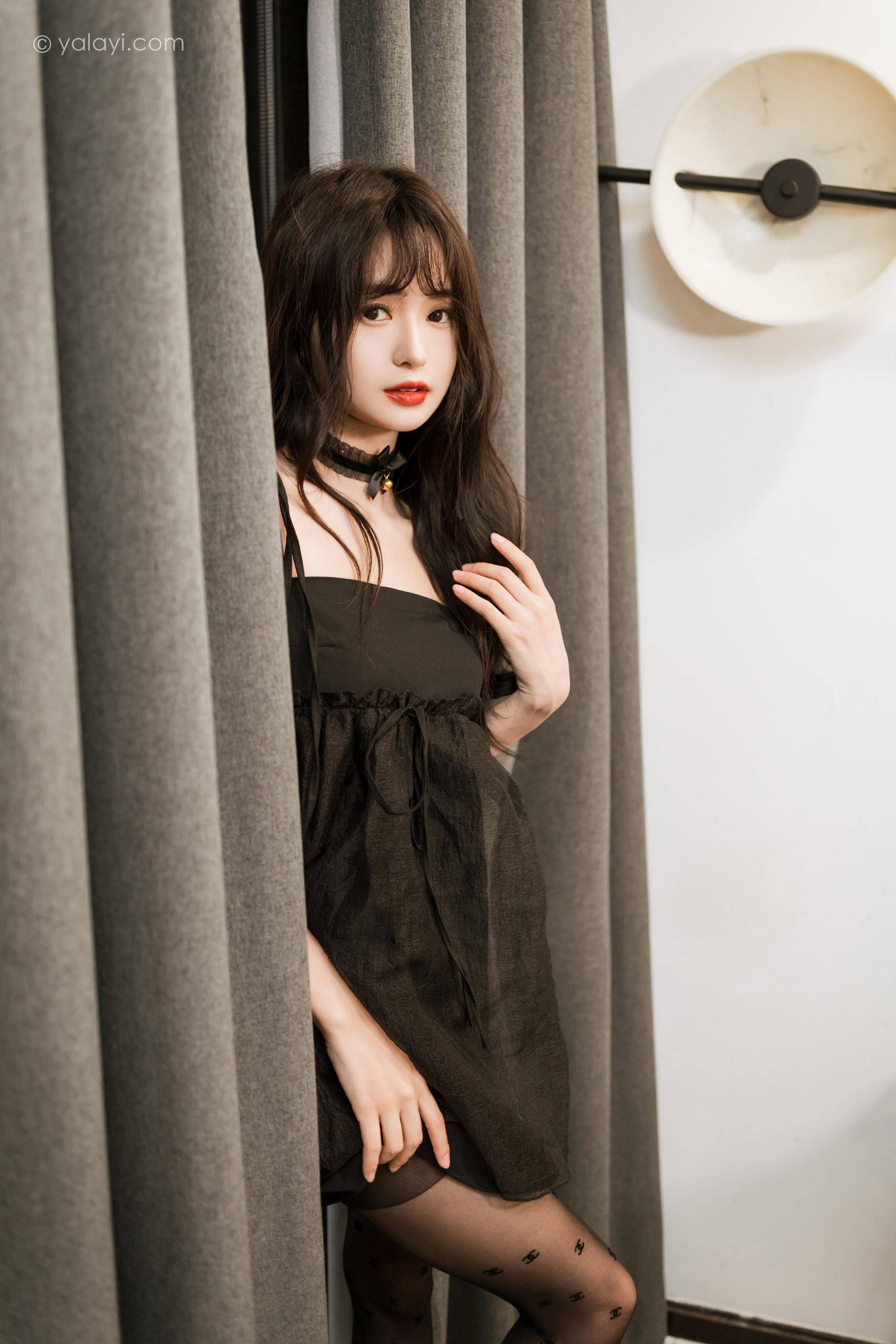 [YALAYI雅拉伊]2022.09.30 给你幸福 小亭 黑色吊带连衣裙加黑丝美腿性感写真集第5张