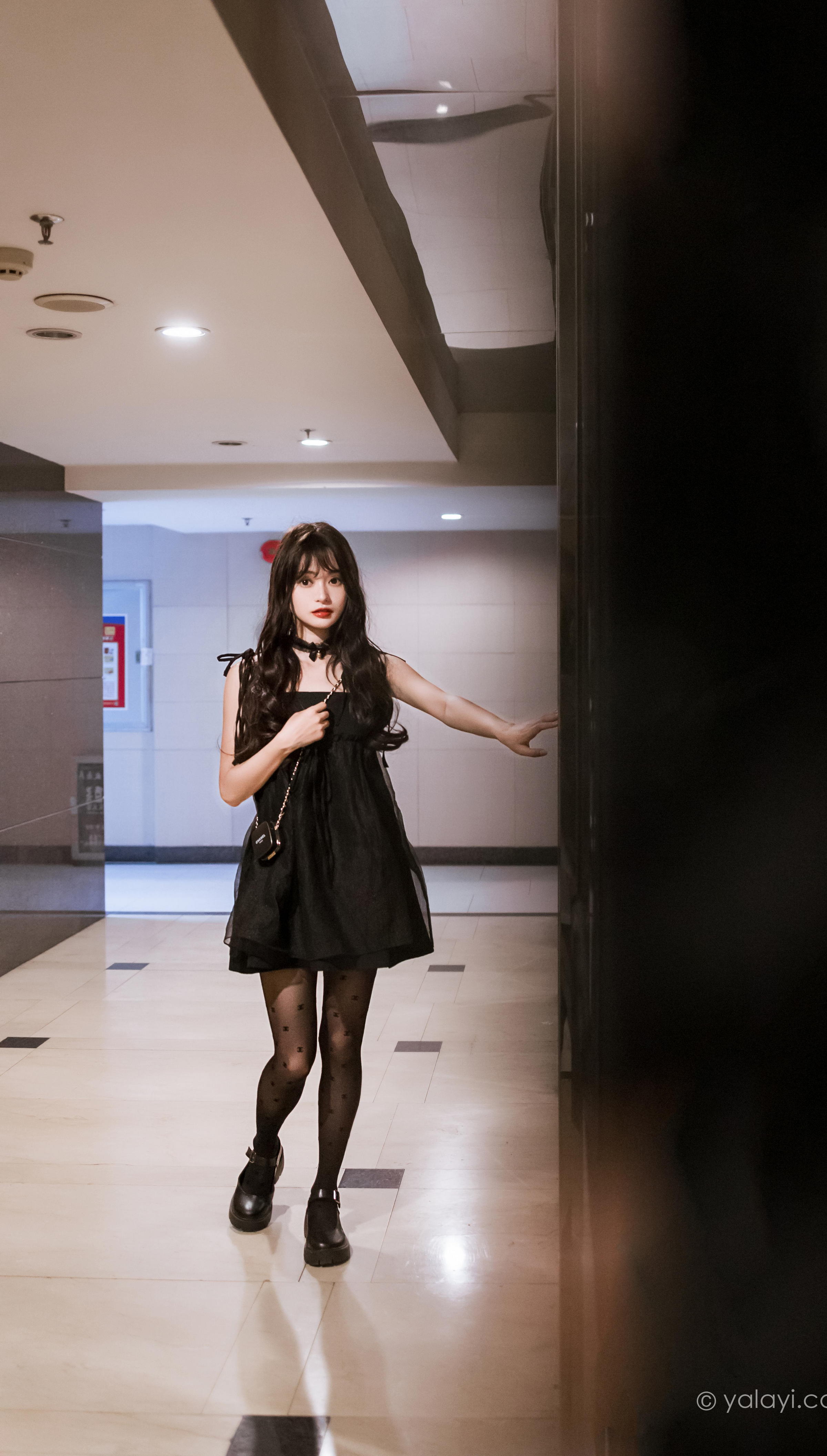 [YALAYI雅拉伊]2022.09.30 给你幸福 小亭 黑色吊带连衣裙加黑丝美腿性感写真集第13张