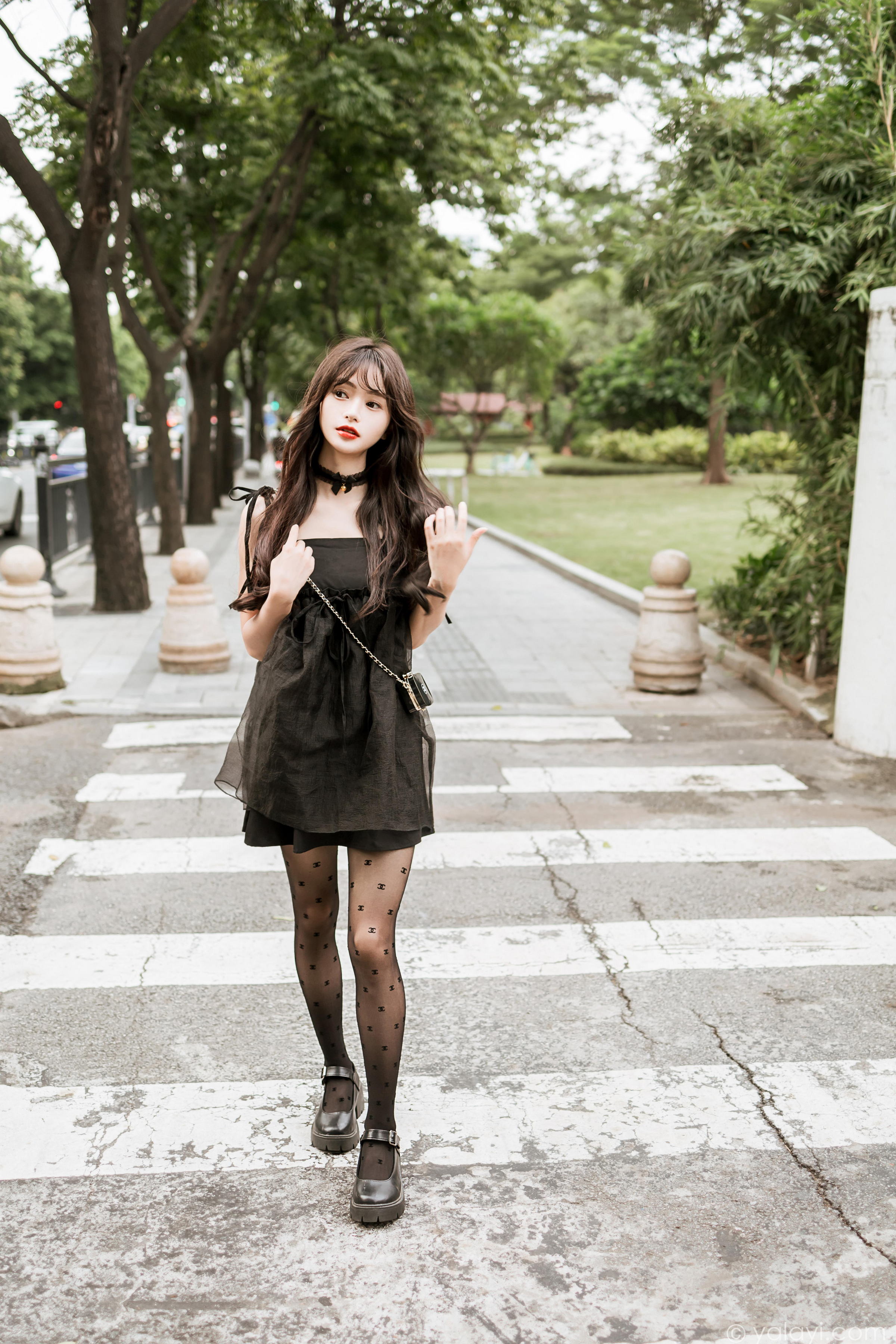 [YALAYI雅拉伊]2022.09.30 给你幸福 小亭 黑色吊带连衣裙加黑丝美腿性感写真集第10张