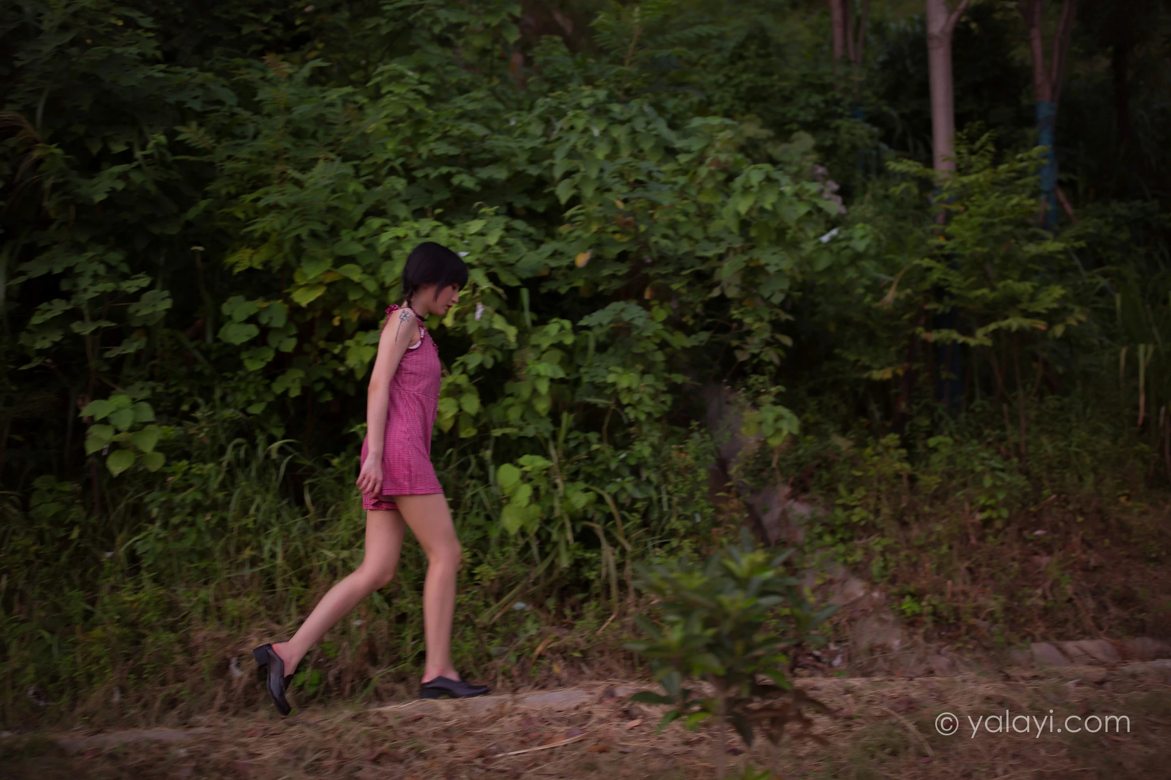 [YALAYI雅拉伊]NO.702 《暮色》 落落 粉色吊带连体短裤清纯私房写真集第16张