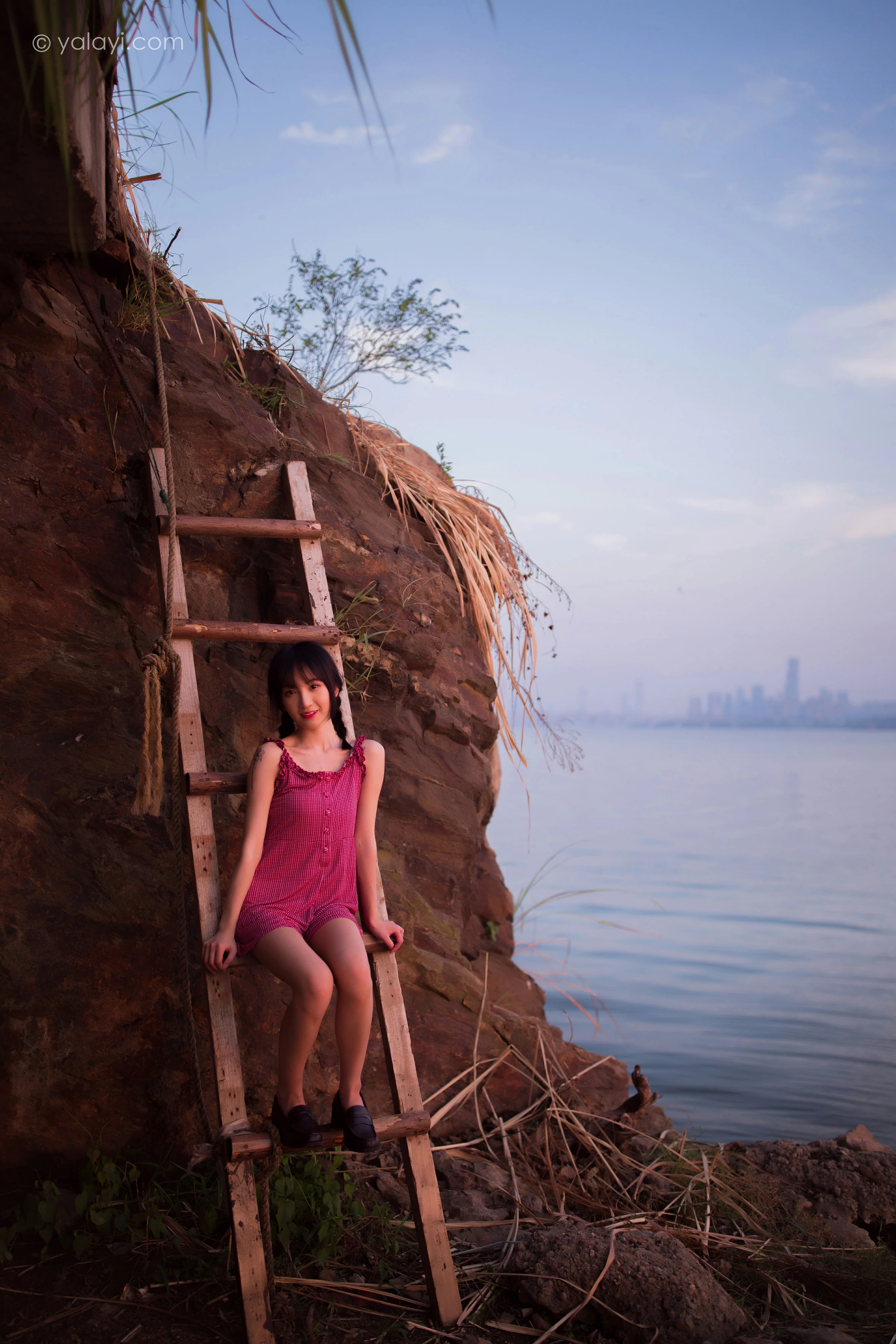 [YALAYI雅拉伊]NO.702 《暮色》 落落 粉色吊带连体短裤清纯私房写真集第9张