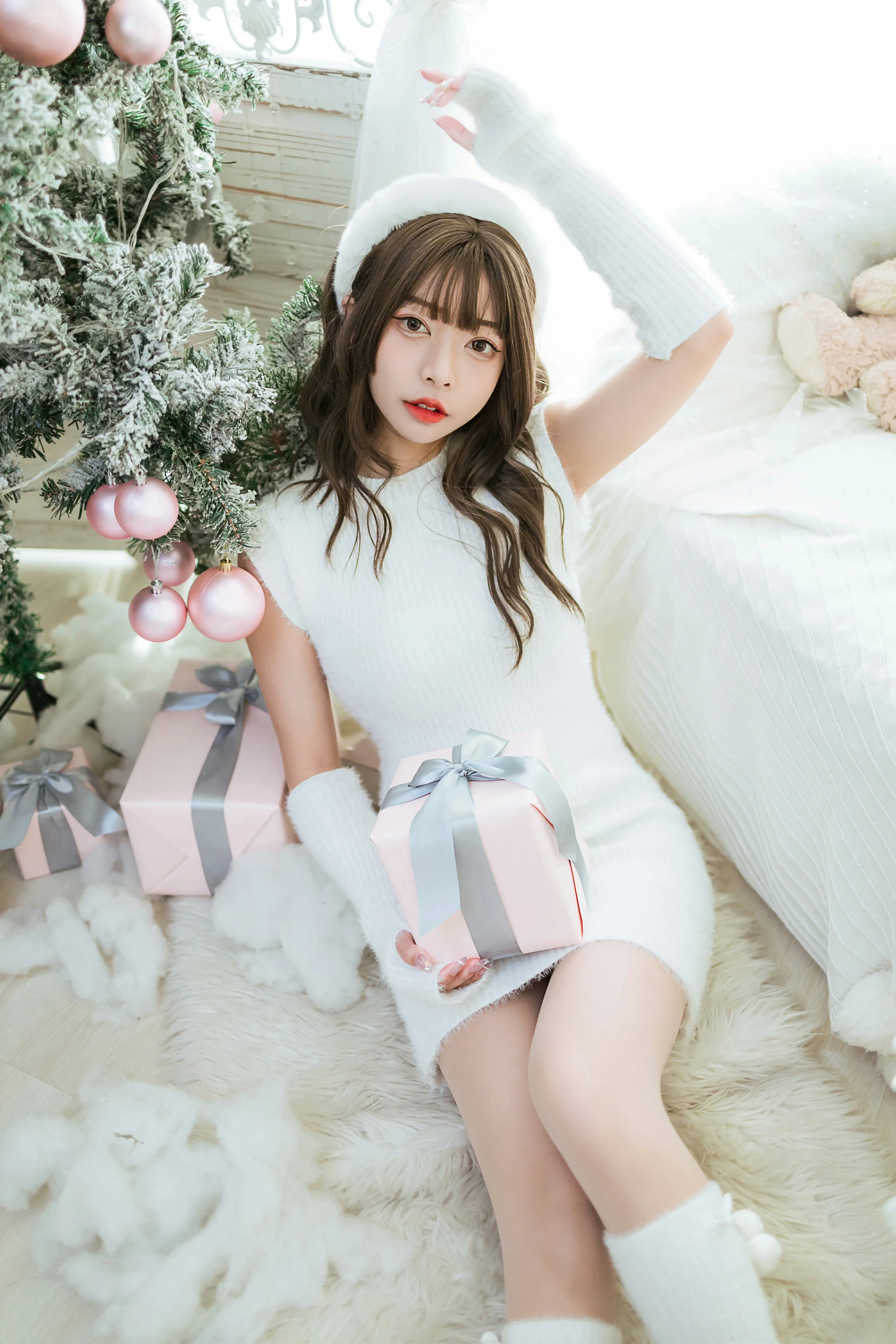 [YALAYI雅拉伊]2021.12.17 圣诞礼物 阿禾 白色毛衣裙加白色绵袜居家私房写真集第7张