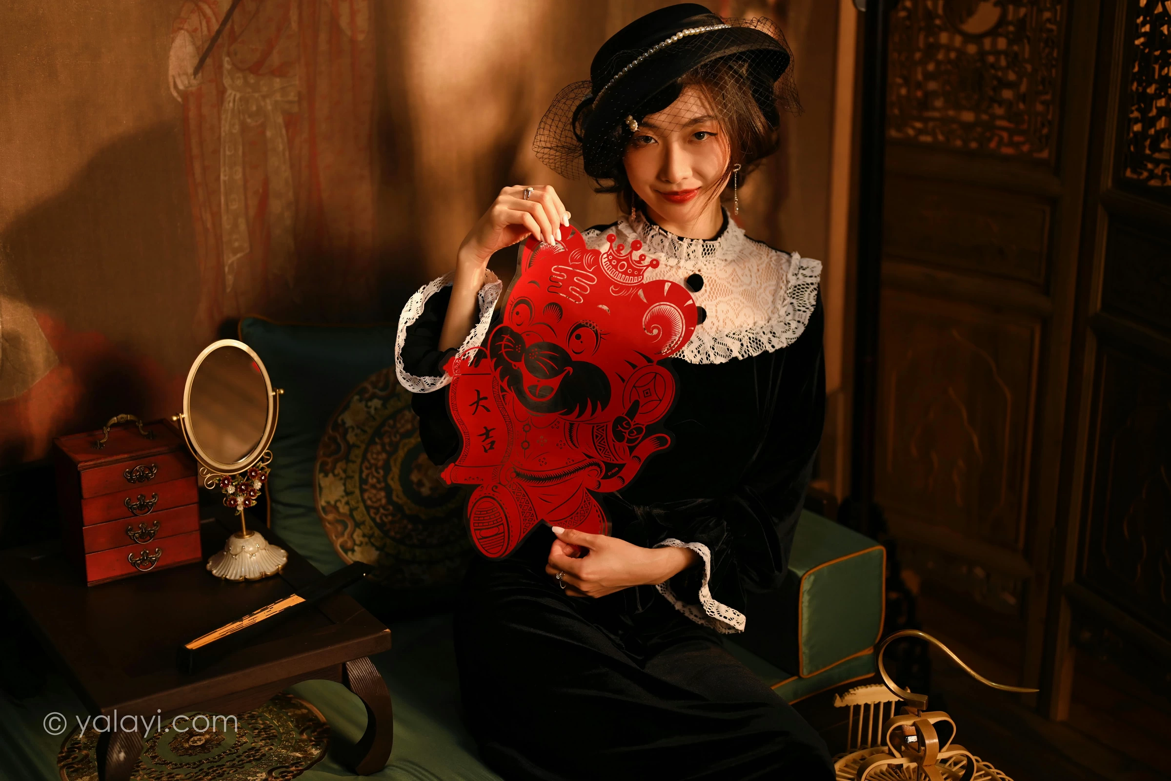 [YALAYI雅拉伊]2022.01.15 莫忘我 佳佳 黑色蕾丝镂空礼服裙性感私房写真集第3张