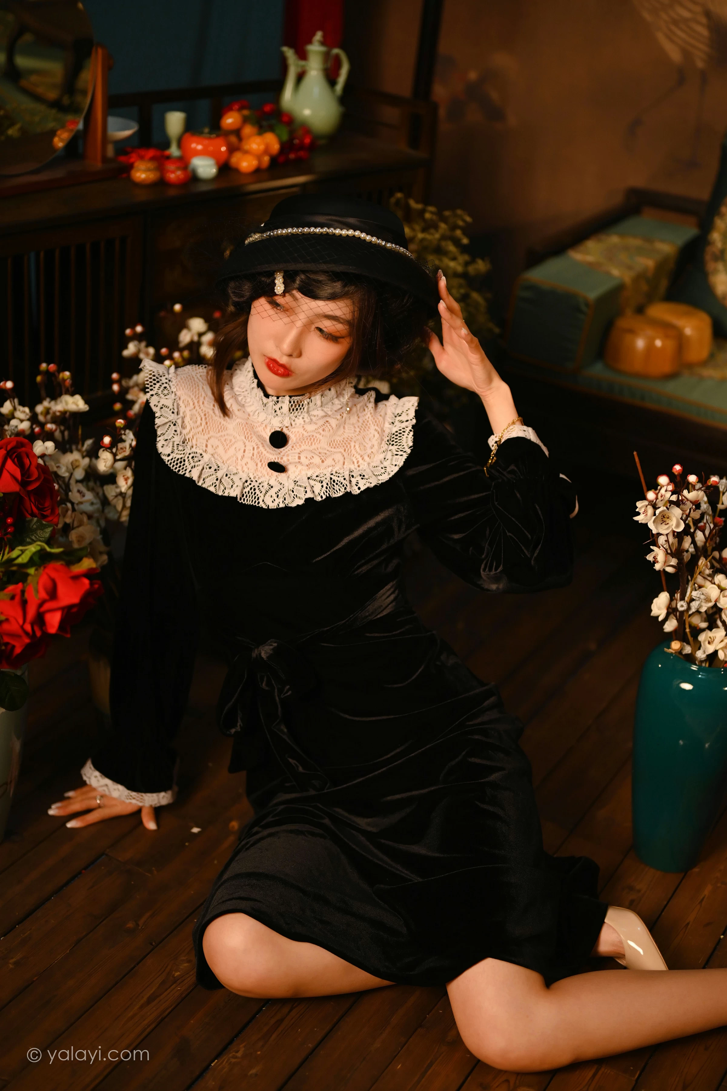 [YALAYI雅拉伊]2022.01.15 莫忘我 佳佳 黑色蕾丝镂空礼服裙性感私房写真集第9张