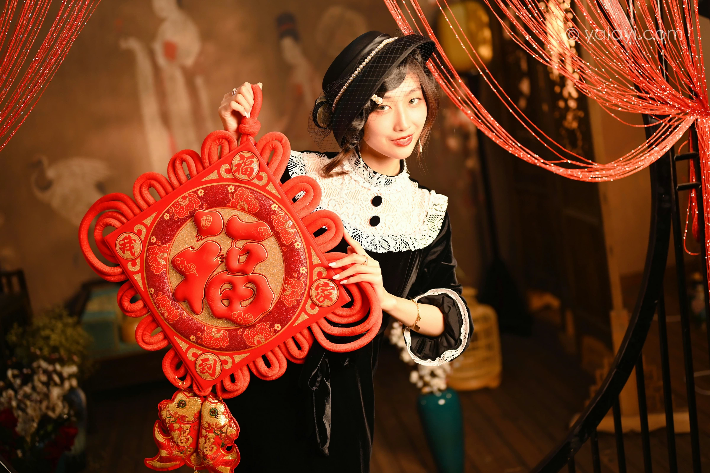 [YALAYI雅拉伊]2022.01.15 莫忘我 佳佳 黑色蕾丝镂空礼服裙性感私房写真集第7张