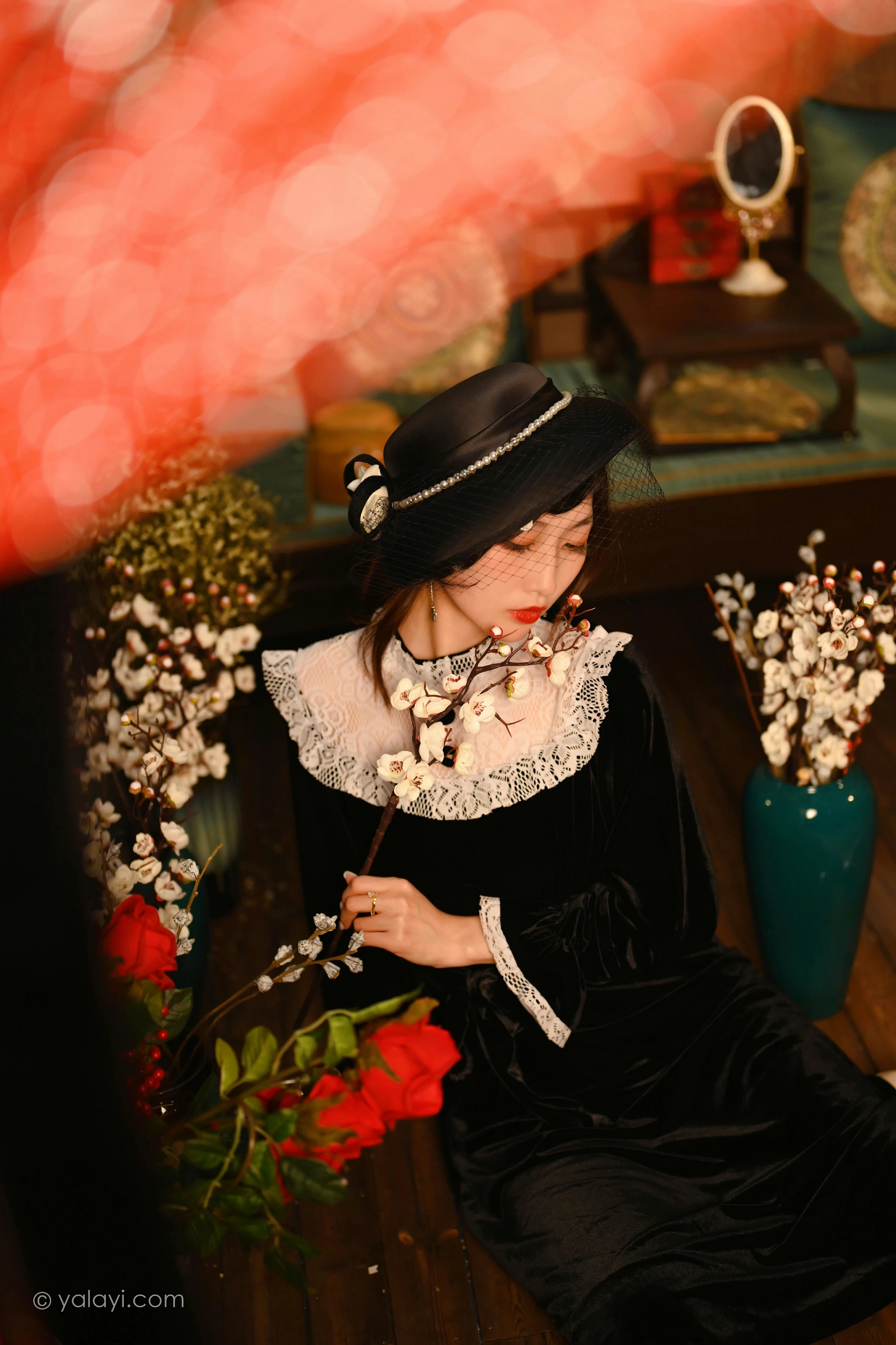 [YALAYI雅拉伊]2022.01.15 莫忘我 佳佳 黑色蕾丝镂空礼服裙性感私房写真集第11张