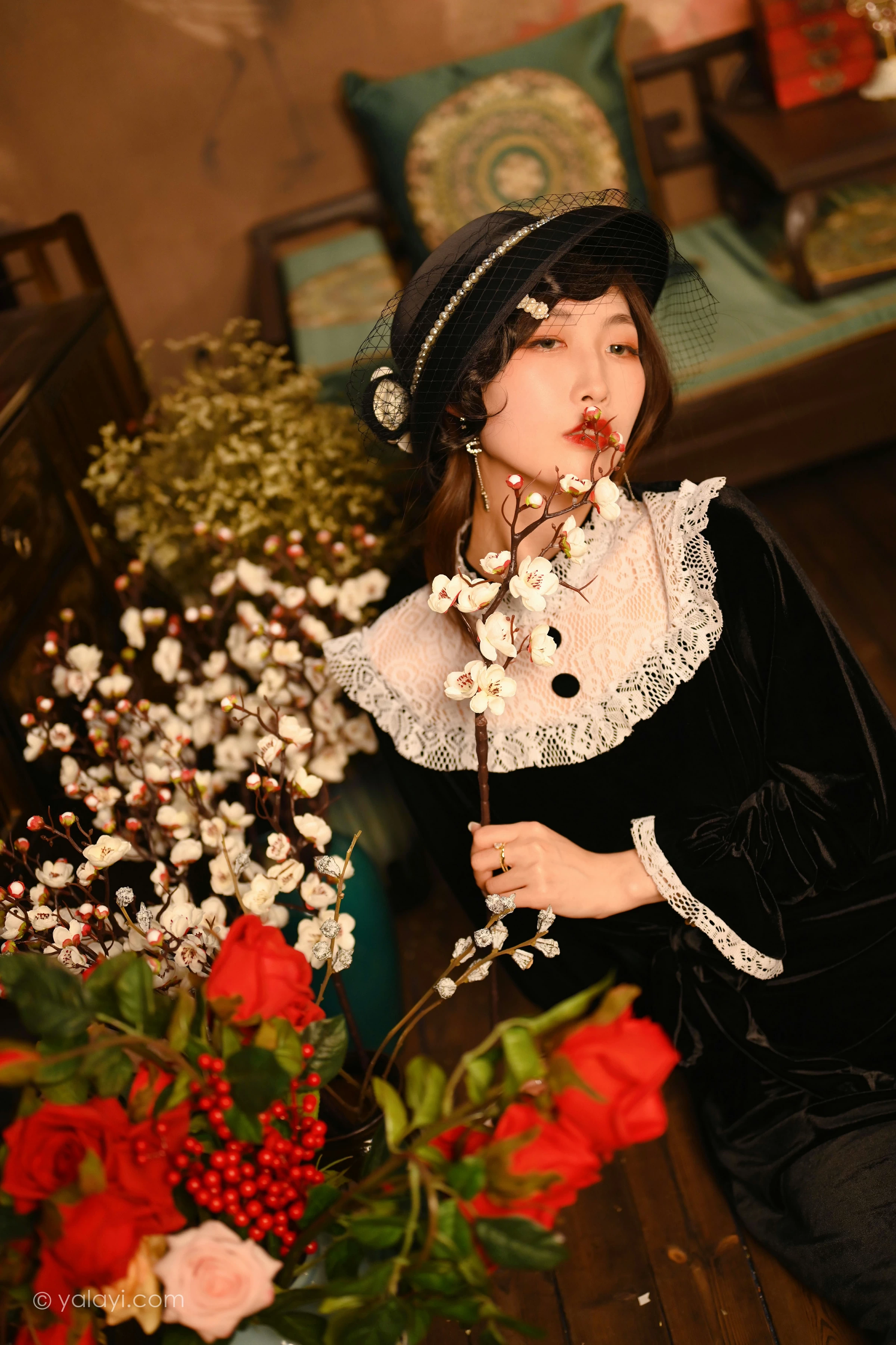 [YALAYI雅拉伊]2022.01.15 莫忘我 佳佳 黑色蕾丝镂空礼服裙性感私房写真集第11张