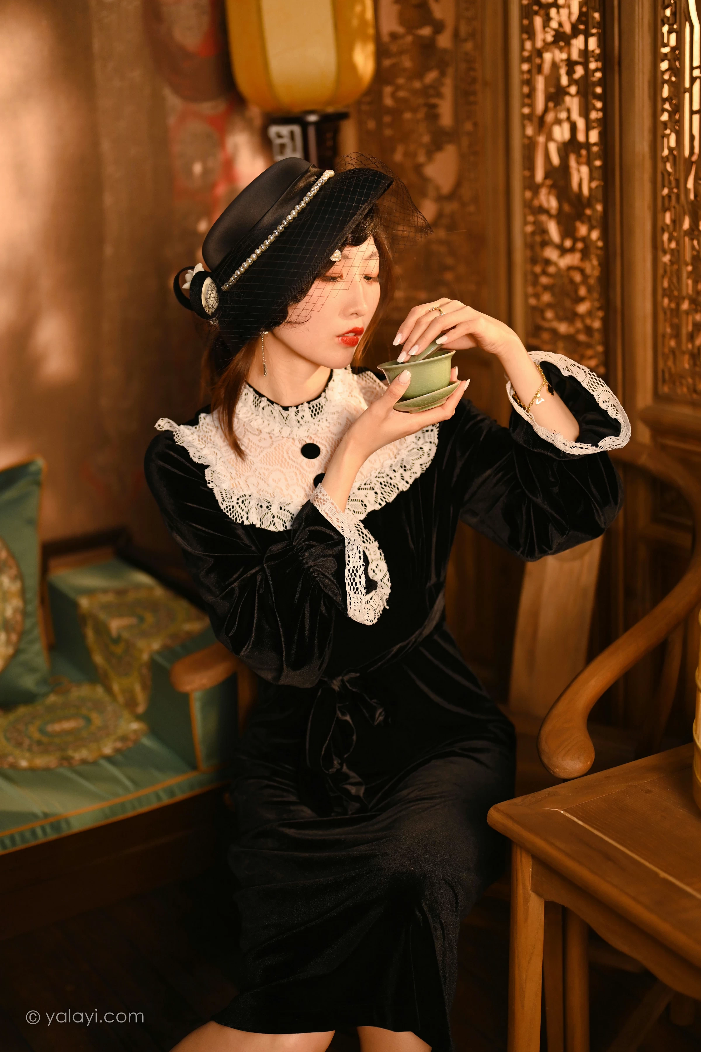 [YALAYI雅拉伊]2022.01.15 莫忘我 佳佳 黑色蕾丝镂空礼服裙性感私房写真集第13张