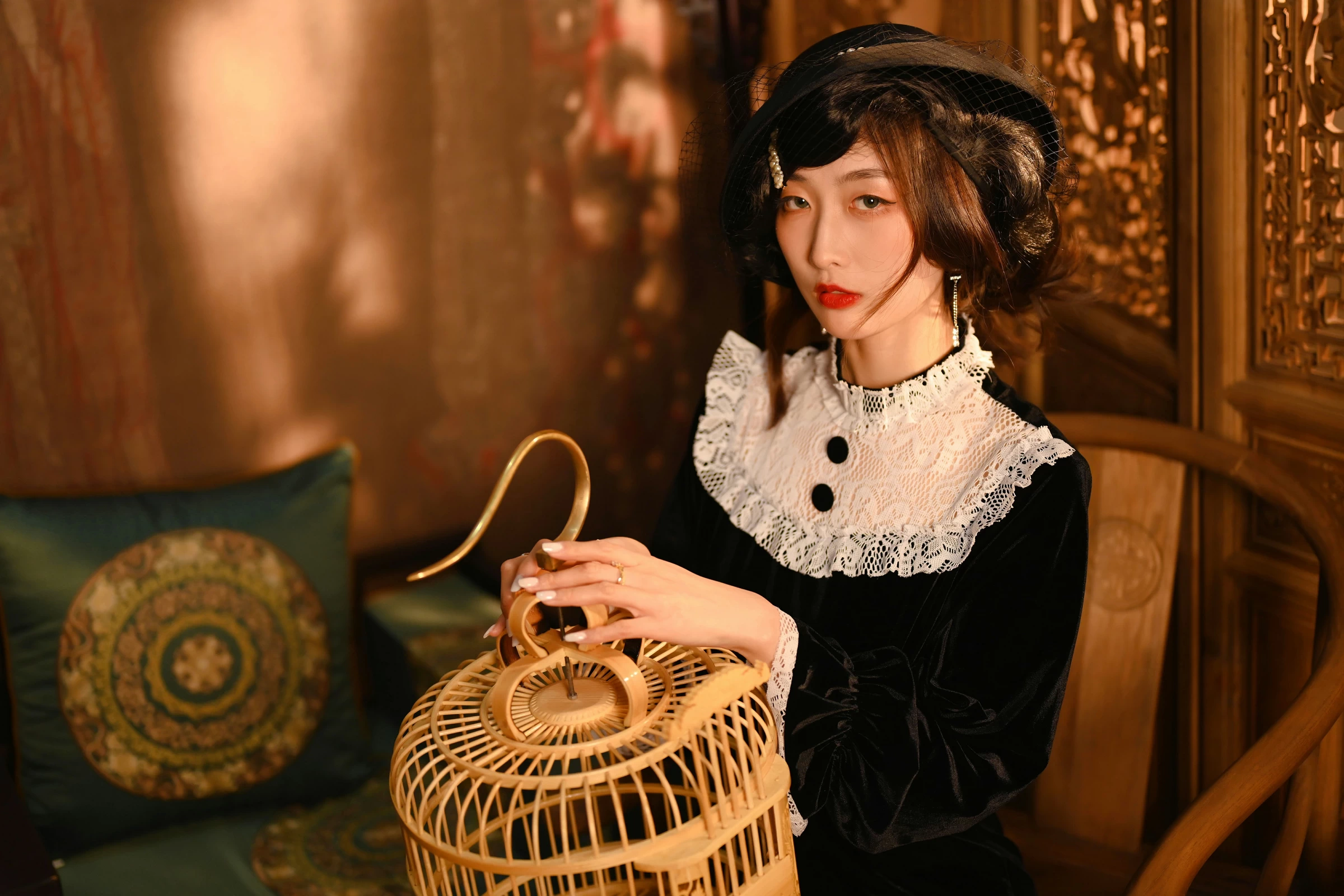 [YALAYI雅拉伊]2022.01.15 莫忘我 佳佳 黑色蕾丝镂空礼服裙性感私房写真集第13张