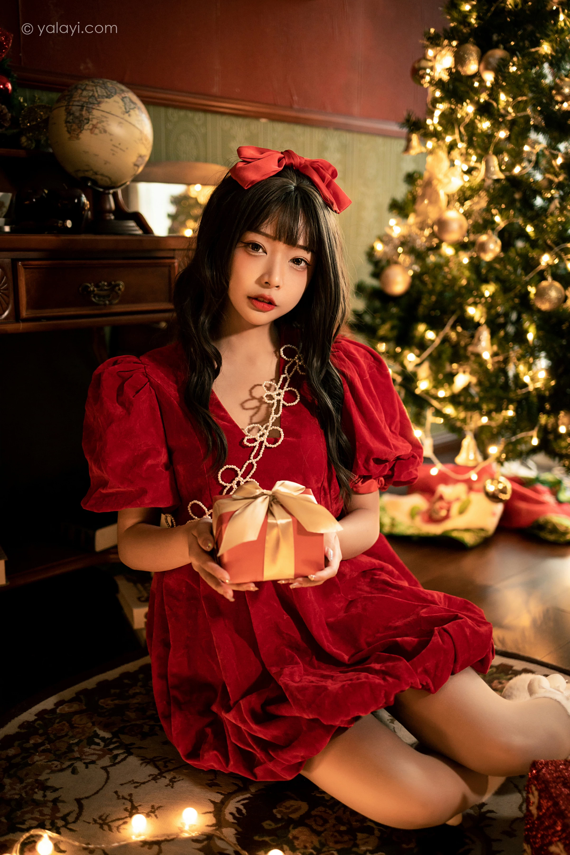 [YALAYI雅拉伊]2021.12.20 快乐圣诞 阿禾 红色休闲连衣裙加白色绵袜居家私房写真集第5张