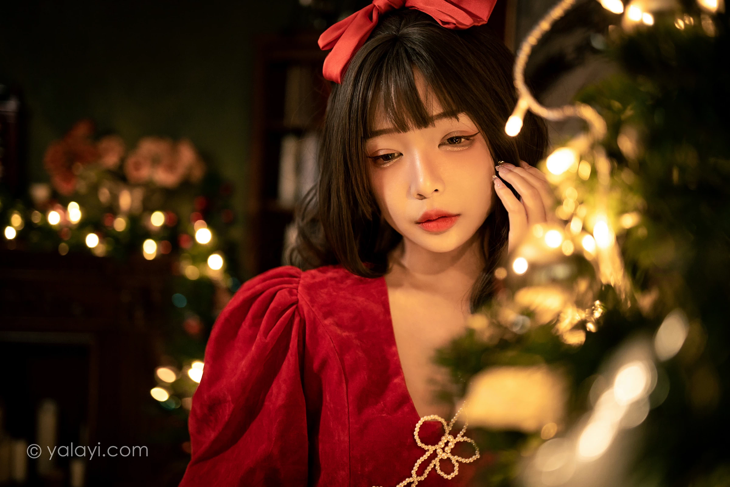 [YALAYI雅拉伊]2021.12.20 快乐圣诞 阿禾 红色休闲连衣裙加白色绵袜居家私房写真集第3张
