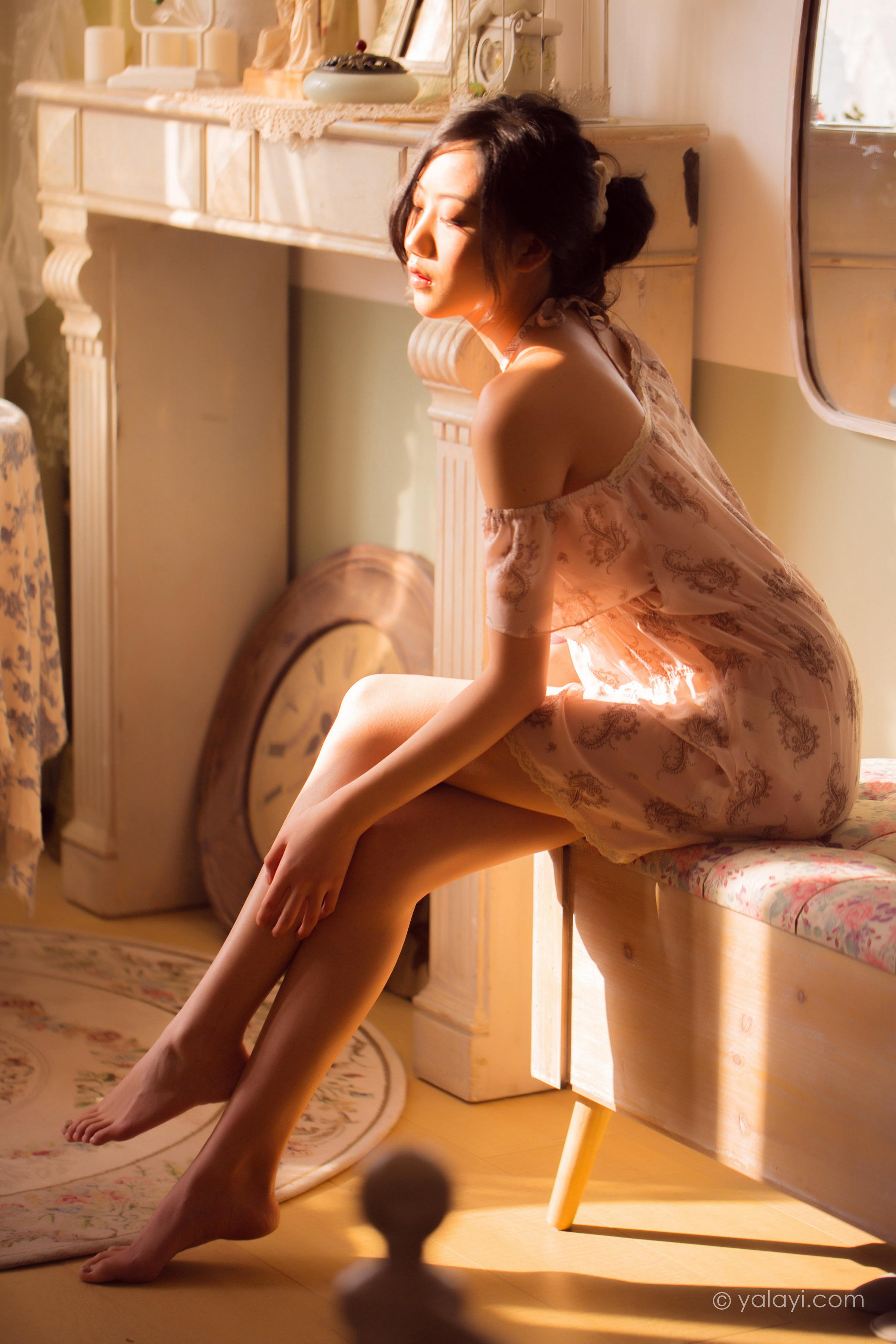 [YALAYI雅拉伊]2022.08.01 暂时的花儿 橘子 白色透视抹胸连衣裙居家性感私房写真集第2张