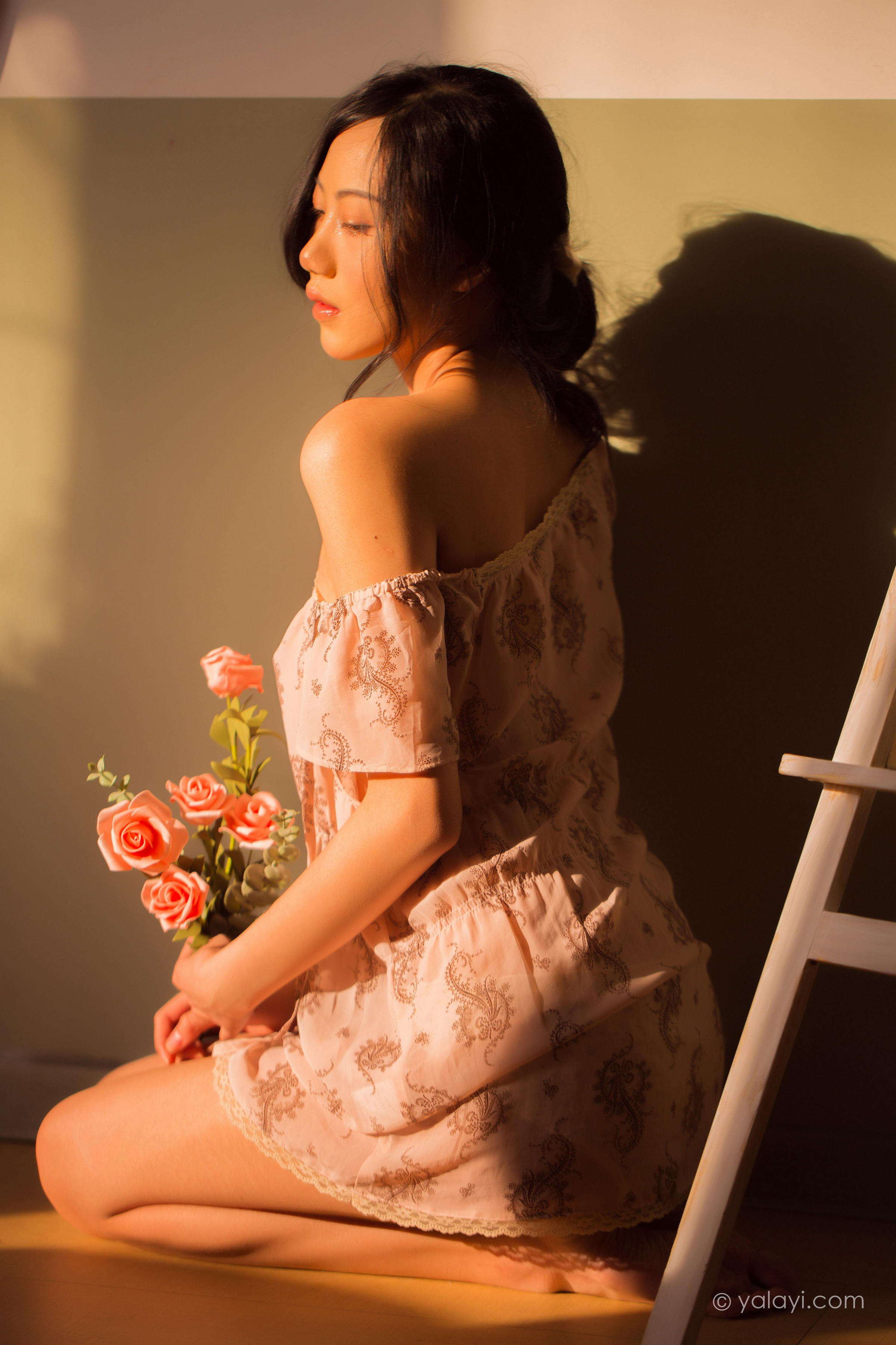 [YALAYI雅拉伊]2022.08.01 暂时的花儿 橘子 白色透视抹胸连衣裙居家性感私房写真集第12张