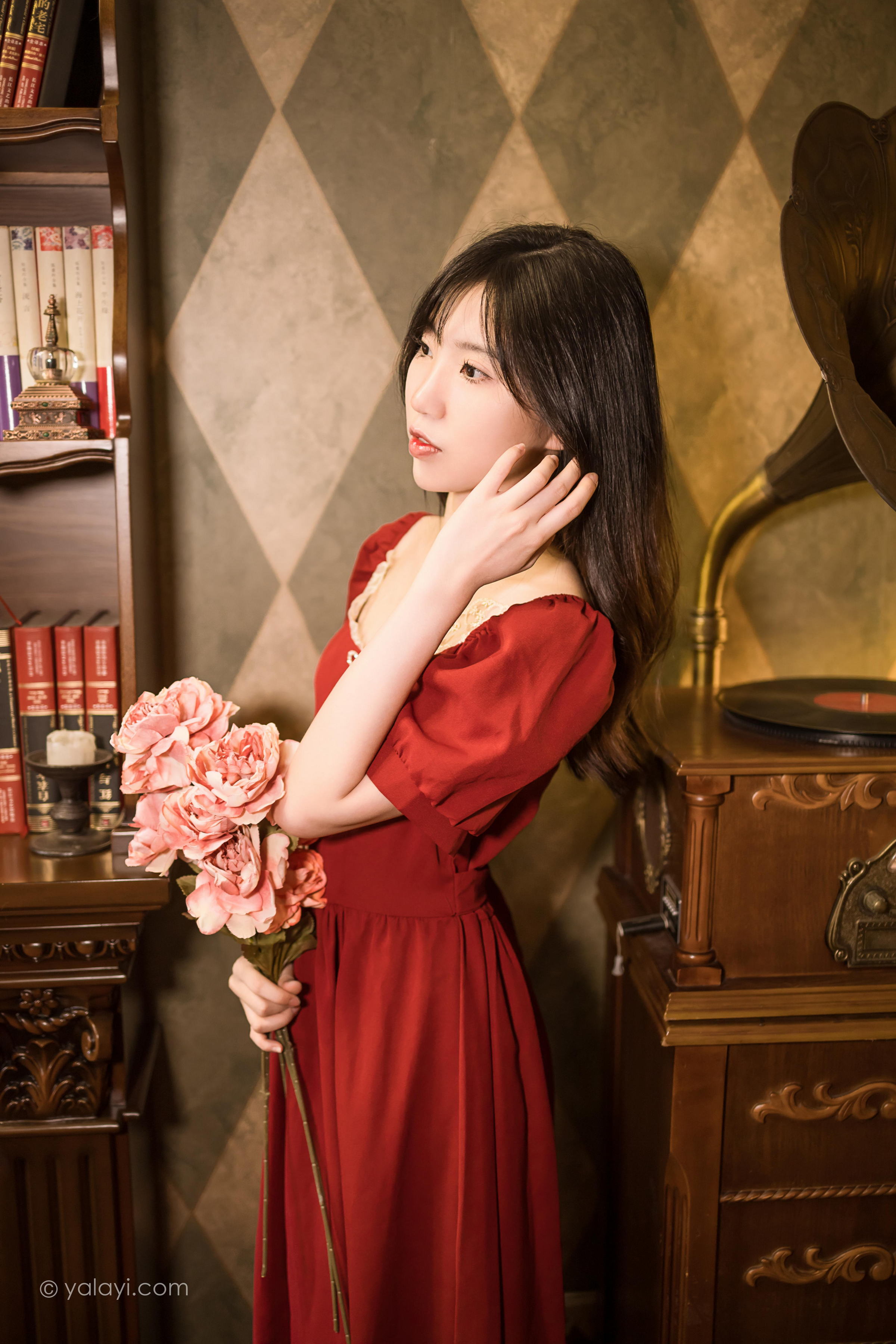 [YALAYI雅拉伊]2022.07.24 永不凋零 小乔 红色短袖连衣裙居家清纯写真集第10张