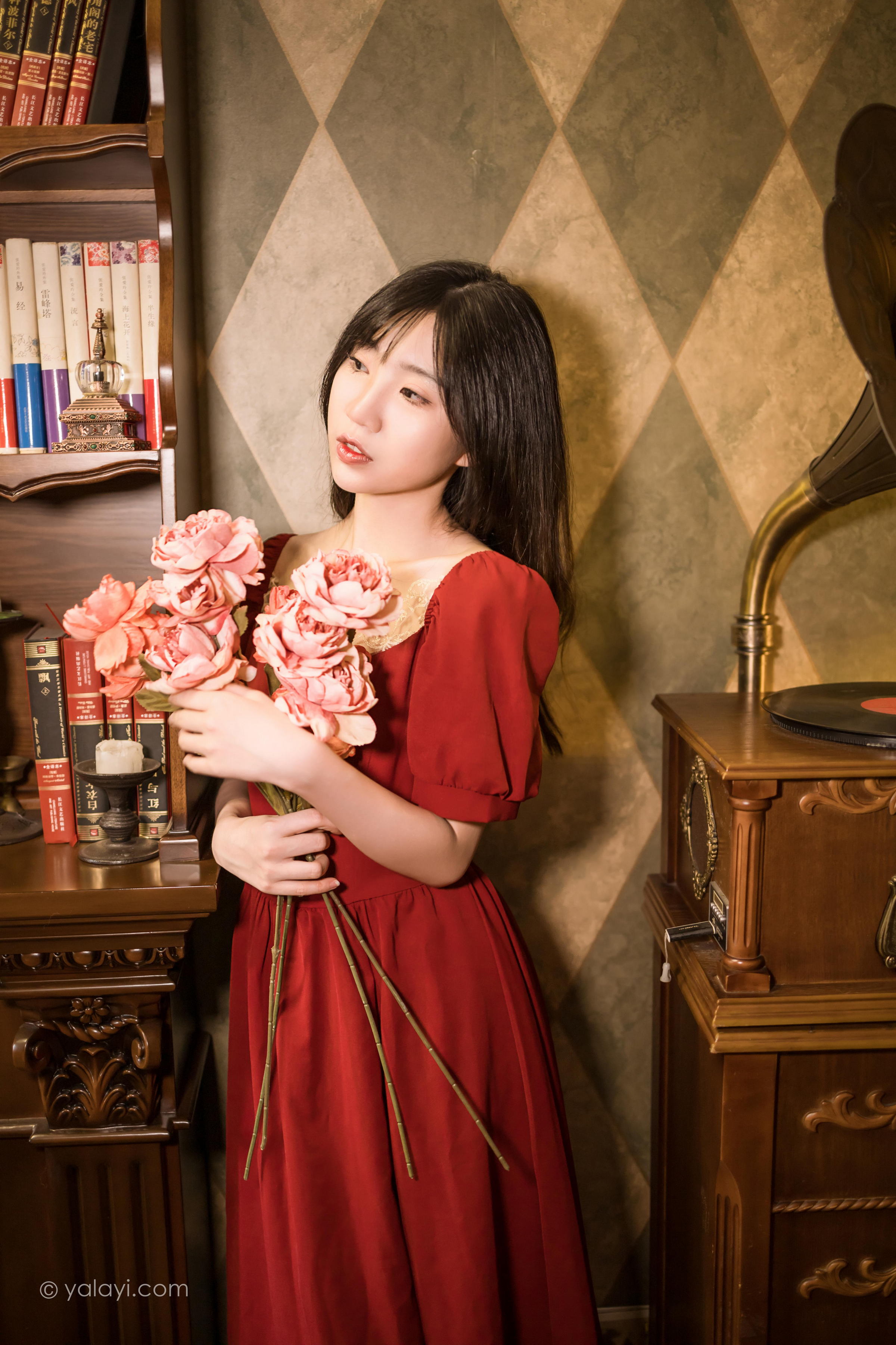 [YALAYI雅拉伊]2022.07.24 永不凋零 小乔 红色短袖连衣裙居家清纯写真集第9张