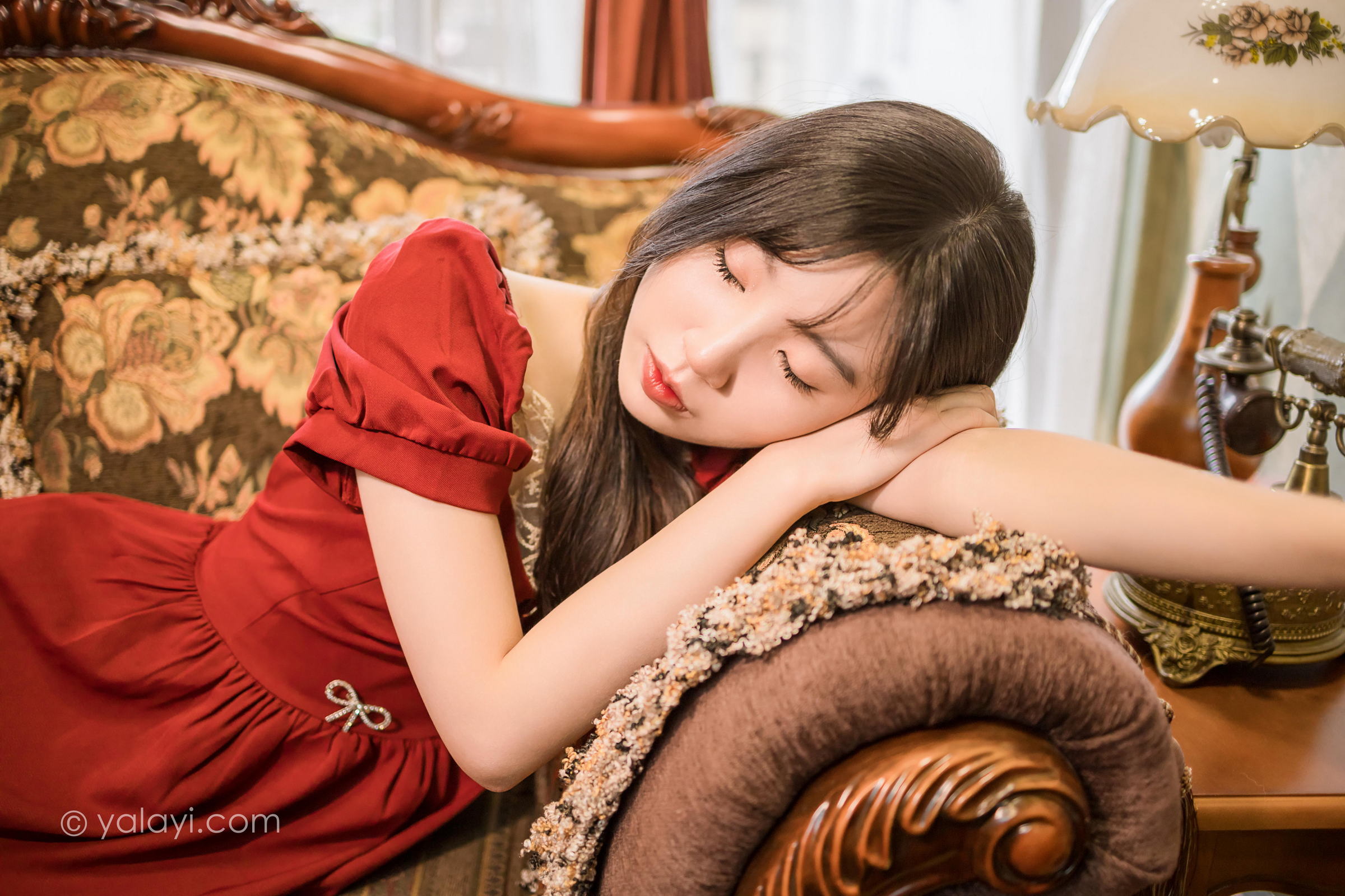 [YALAYI雅拉伊]2022.07.24 永不凋零 小乔 红色短袖连衣裙居家清纯写真集第6张