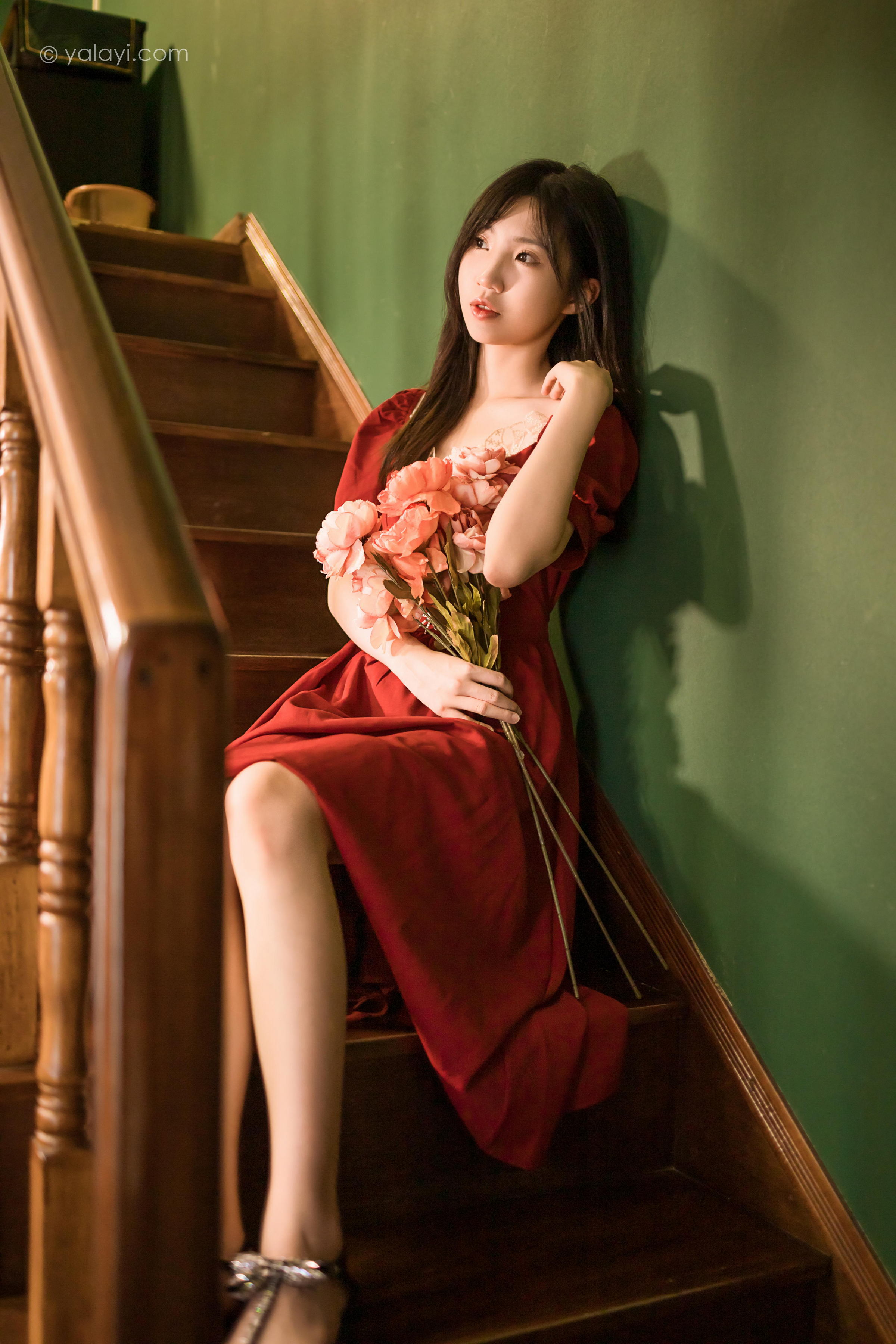 [YALAYI雅拉伊]2022.07.24 永不凋零 小乔 红色短袖连衣裙居家清纯写真集第4张