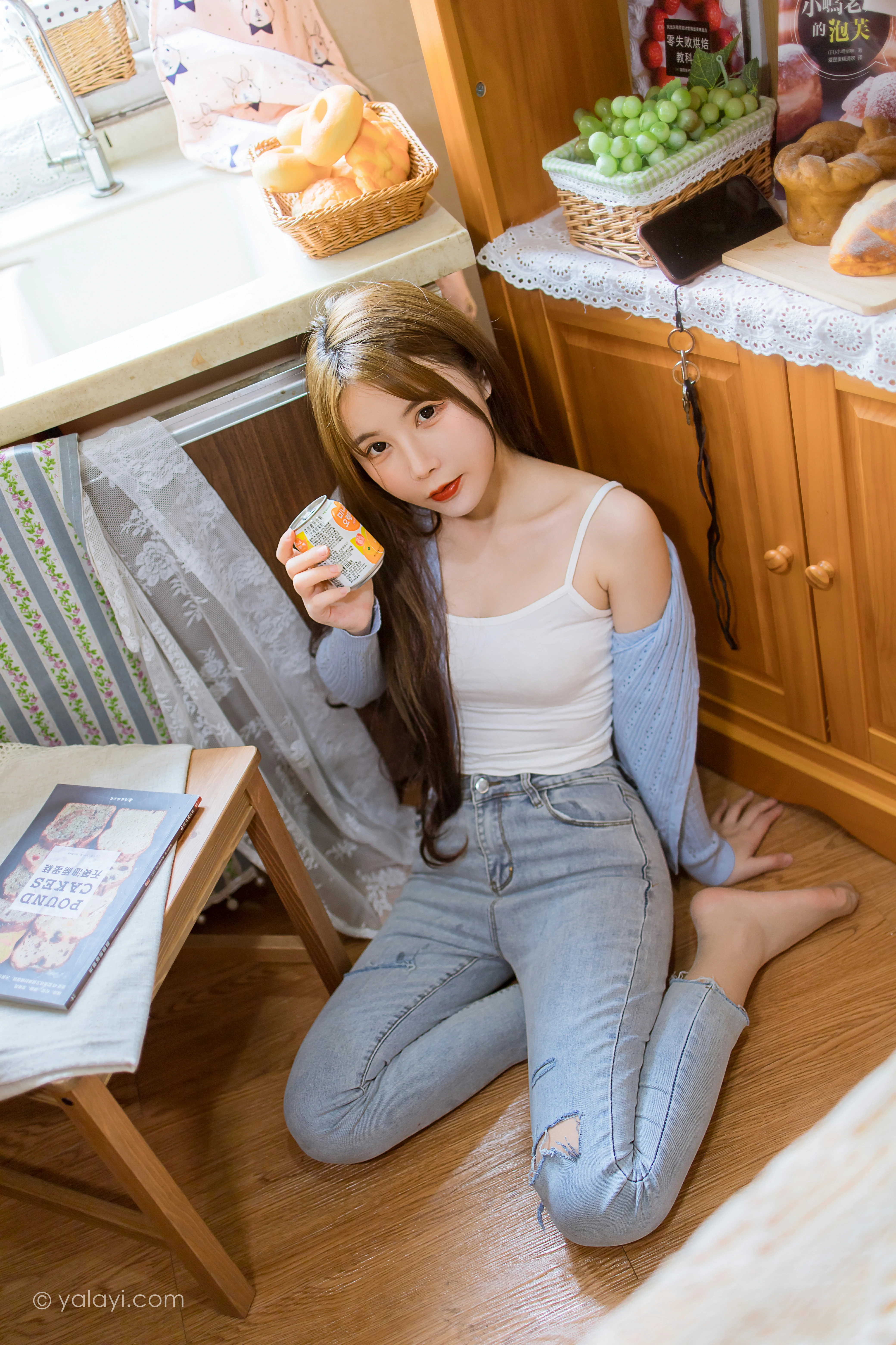 [YALAYI雅拉伊]NO.799 唯有美食不可辜负 钰慧 白色性感小背心加紧身牛仔裤写真集第3张