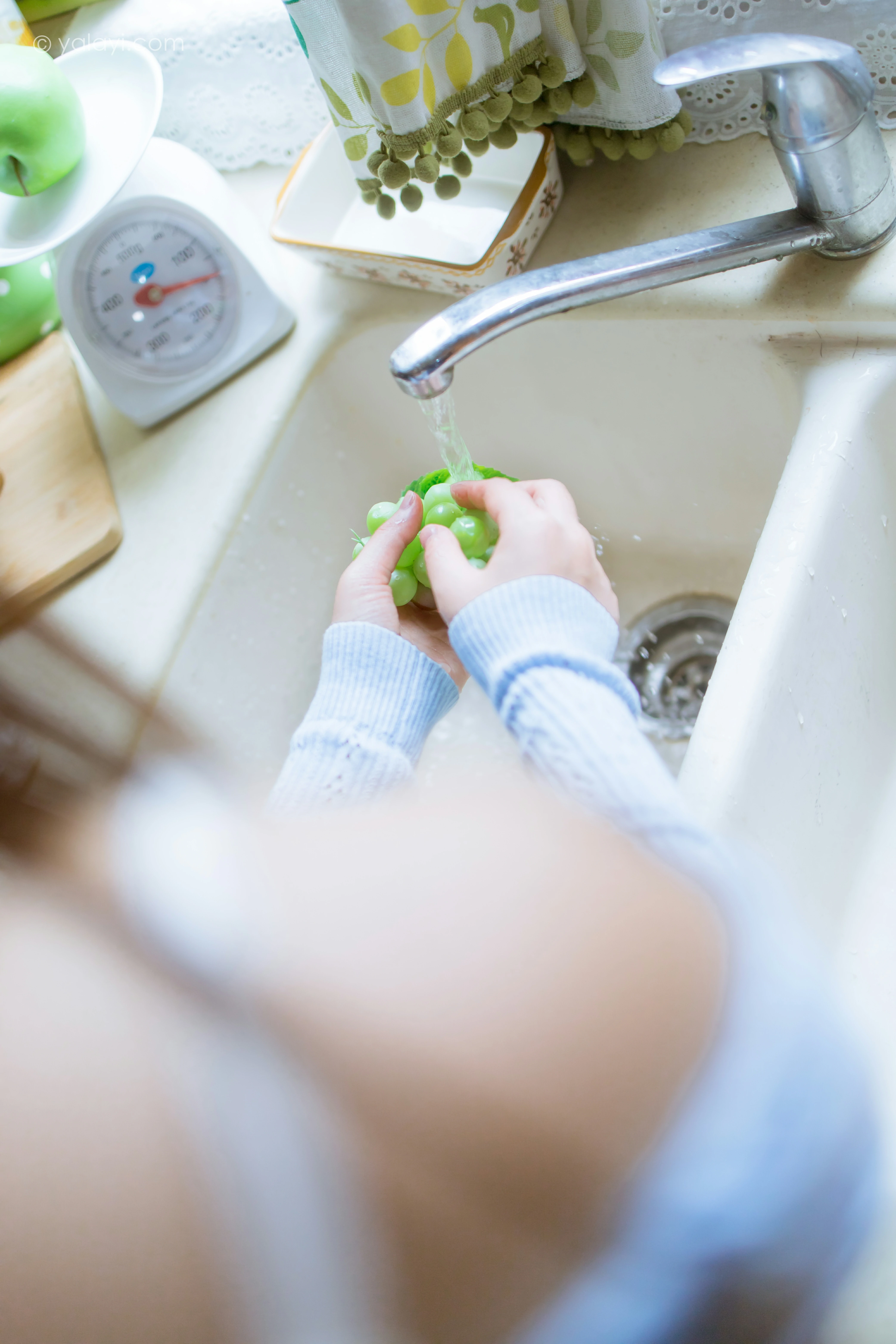 [YALAYI雅拉伊]NO.799 唯有美食不可辜负 钰慧 白色性感小背心加紧身牛仔裤写真集第1张