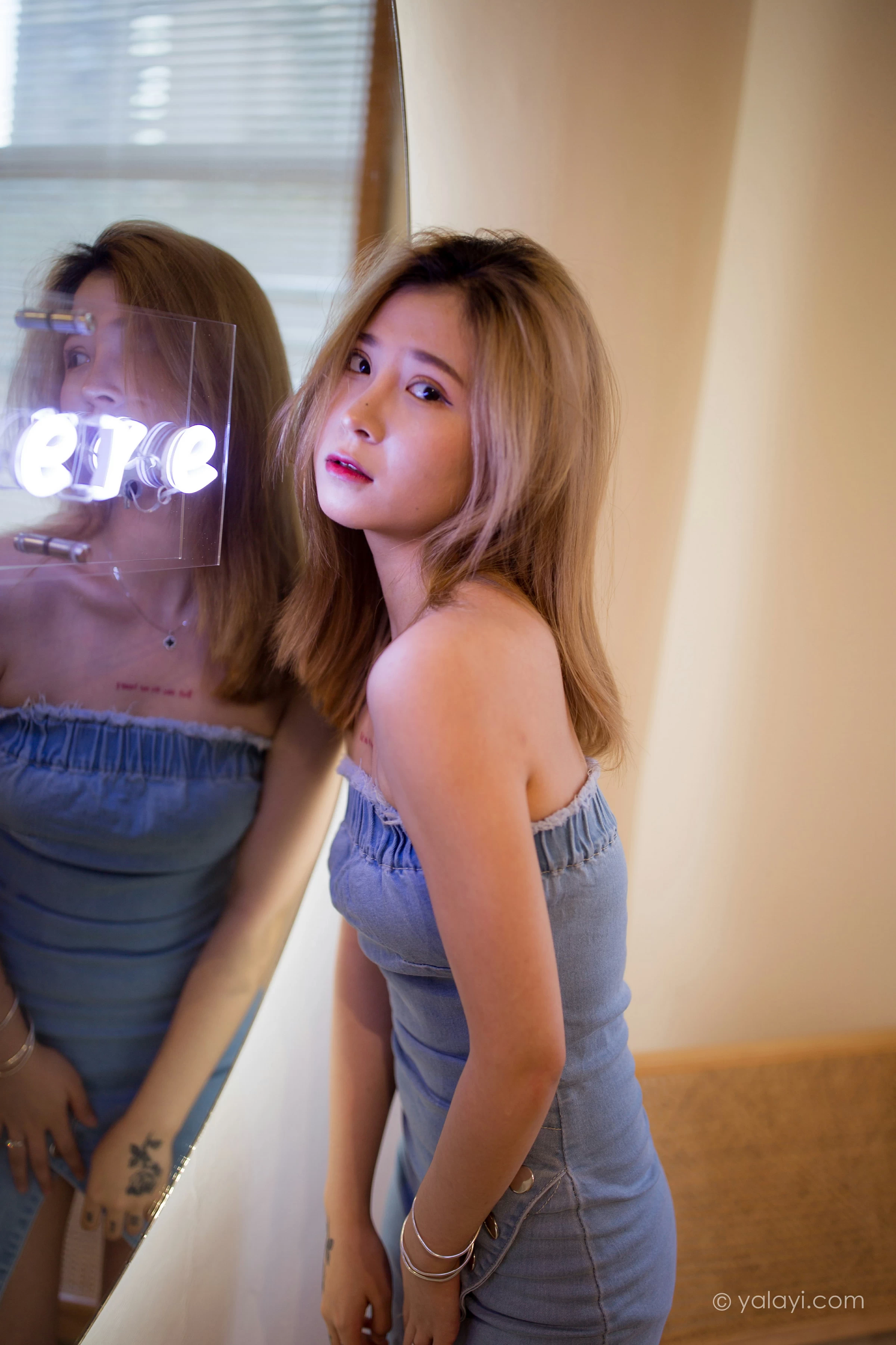 [YALAYI雅拉伊]NO.703 《那时在午后》 梦涵 牛仔抹胸连衣裙居家私房写真集第3张