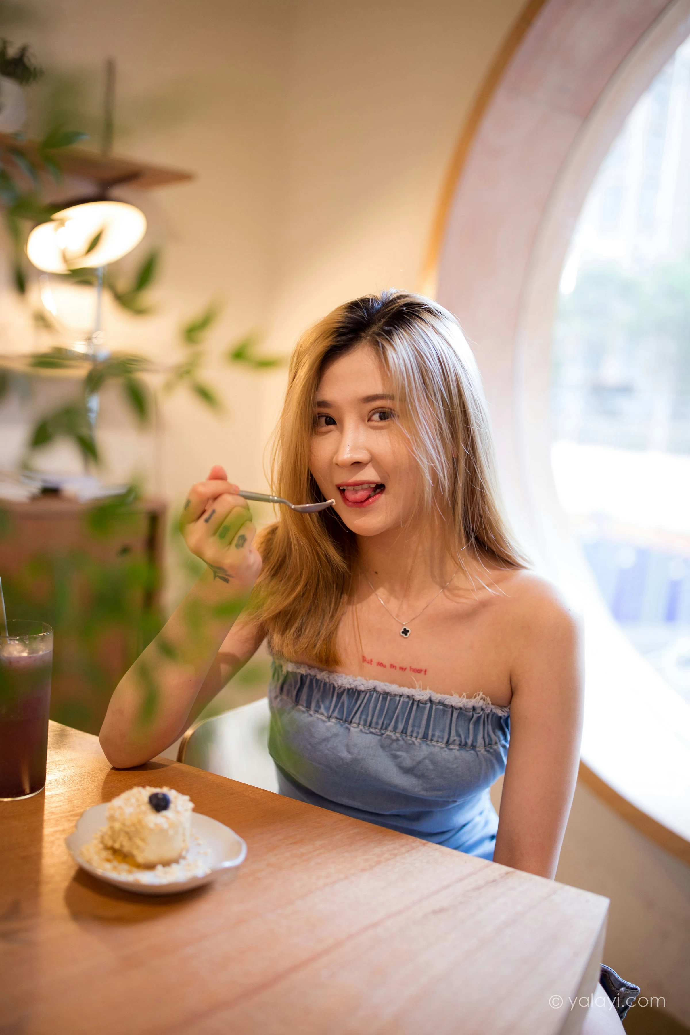 [YALAYI雅拉伊]NO.703 《那时在午后》 梦涵 牛仔抹胸连衣裙居家私房写真集第6张